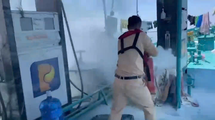 Ch&aacute;y t&agrave;u chở xăng tr&ecirc;n biển ở Quảng Ninh, 3 thuyền vi&ecirc;n bị thương- Ảnh 1.