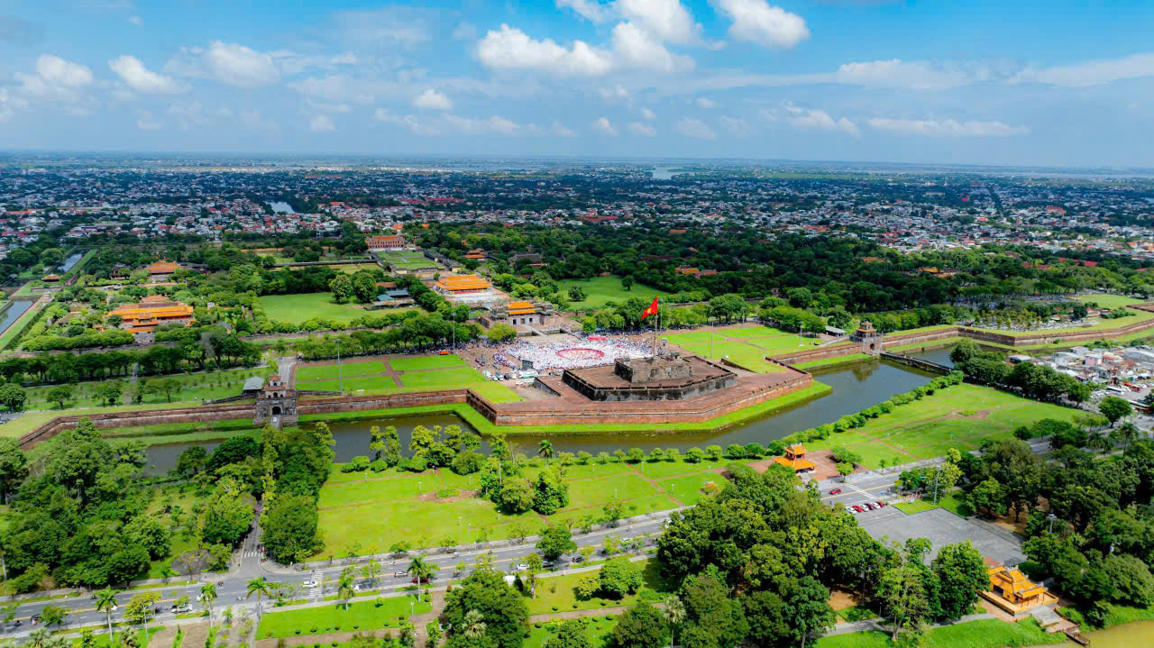 Công nhân kỳ công gỡ từng vỉa đá trùng tu Kinh thành Huế- Ảnh 1. Công nhân kỳ công gỡ từng vỉa đá trùng tu Kinh thành Huế- Ảnh 1.