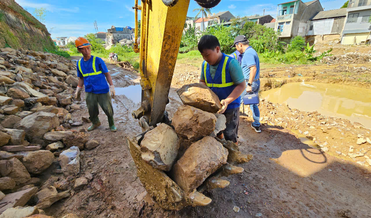 Công nhân kỳ công gỡ từng vỉa đá trùng tu Kinh thành Huế- Ảnh 11. Công nhân kỳ công gỡ từng vỉa đá trùng tu Kinh thành Huế- Ảnh 11.