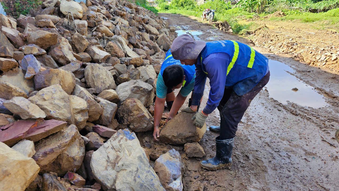 Công nhân kỳ công gỡ từng vỉa đá trùng tu Kinh thành Huế- Ảnh 12. Công nhân kỳ công gỡ từng vỉa đá trùng tu Kinh thành Huế- Ảnh 12.