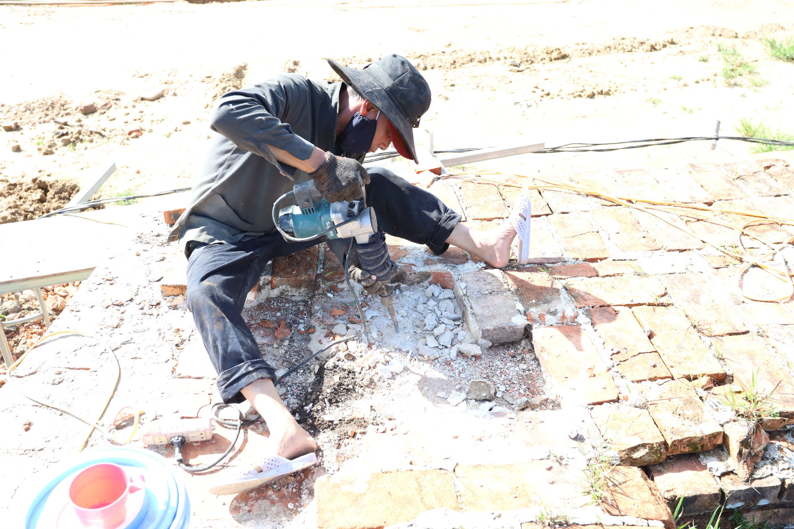 Công nhân kỳ công gỡ từng vỉa đá trùng tu Kinh thành Huế- Ảnh 13. Công nhân kỳ công gỡ từng vỉa đá trùng tu Kinh thành Huế- Ảnh 13.