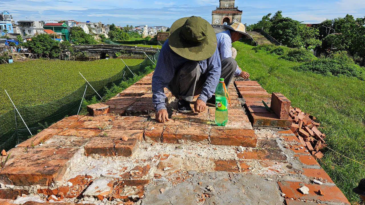 Công nhân kỳ công gỡ từng vỉa đá trùng tu Kinh thành Huế- Ảnh 14. Công nhân kỳ công gỡ từng vỉa đá trùng tu Kinh thành Huế- Ảnh 14.
