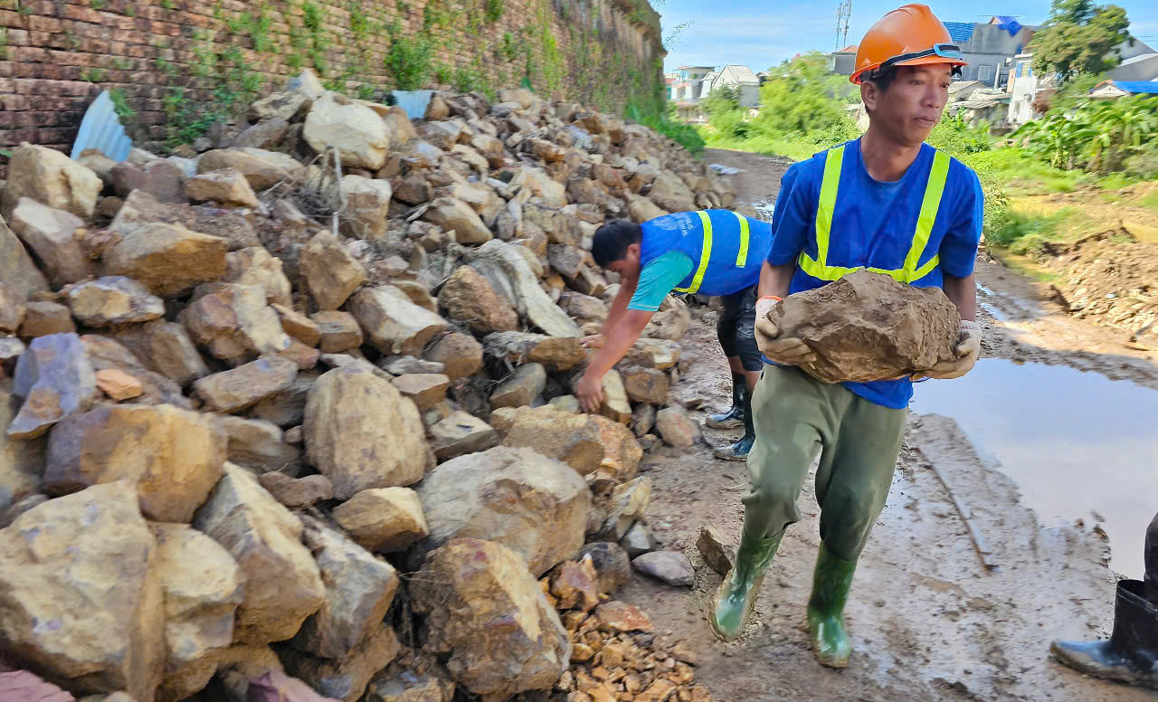 Công nhân kỳ công gỡ từng vỉa đá trùng tu Kinh thành Huế- Ảnh 9. Công nhân kỳ công gỡ từng vỉa đá trùng tu Kinh thành Huế- Ảnh 9.