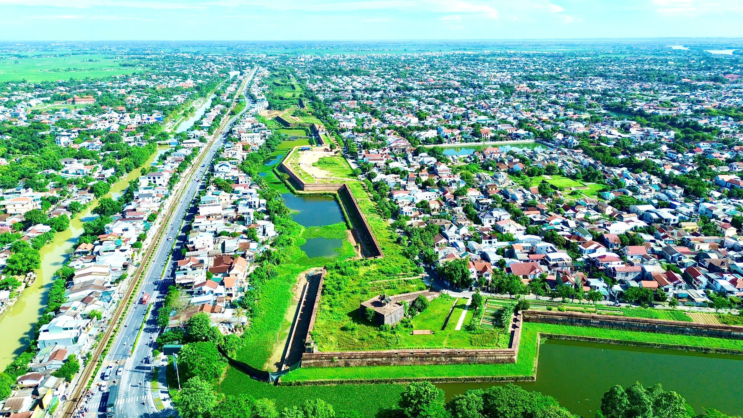 Công nhân kỳ công gỡ từng vỉa đá trùng tu Kinh thành Huế- Ảnh 2. Công nhân kỳ công gỡ từng vỉa đá trùng tu Kinh thành Huế- Ảnh 2.