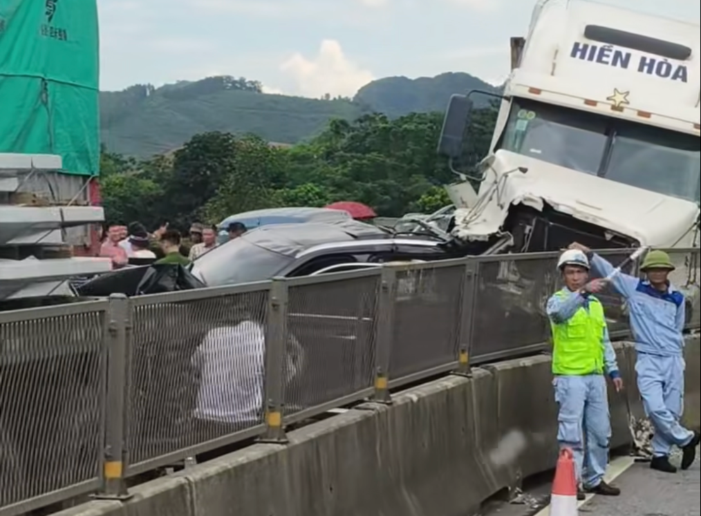 Bốn ô tô đâm liên hoàn, cao tốc Mai Sơn - QL45 tắc dài- Ảnh 1. Bốn ô tô đâm liên hoàn, cao tốc Mai Sơn - QL45 tắc dài- Ảnh 1.