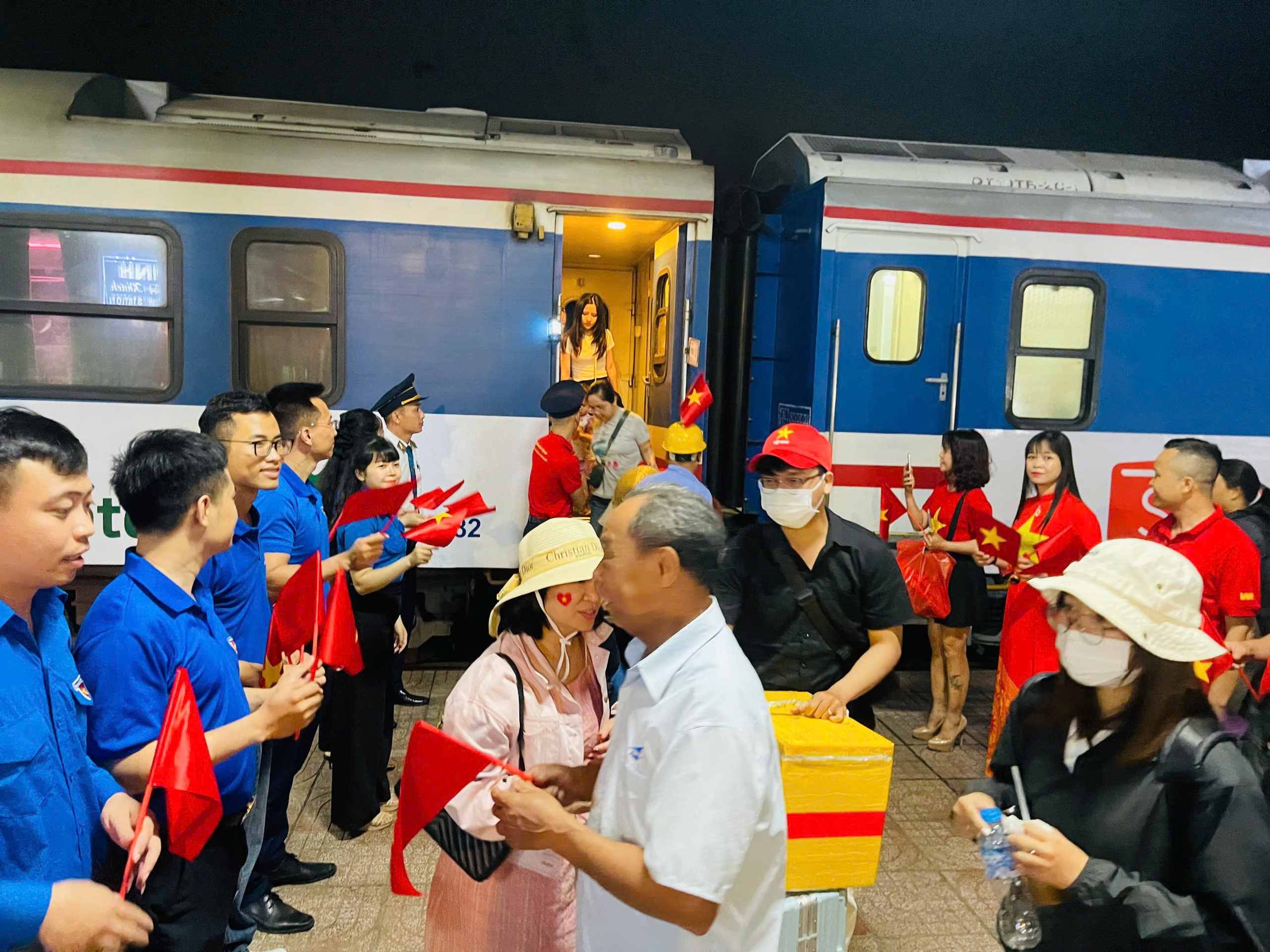 S&acirc;n bay Vinh tạm đ&oacute;ng cửa, kh&aacute;ch chuyển sang đi t&agrave;u, đường sắt nối th&ecirc;m toa phục vụ- Ảnh 1.