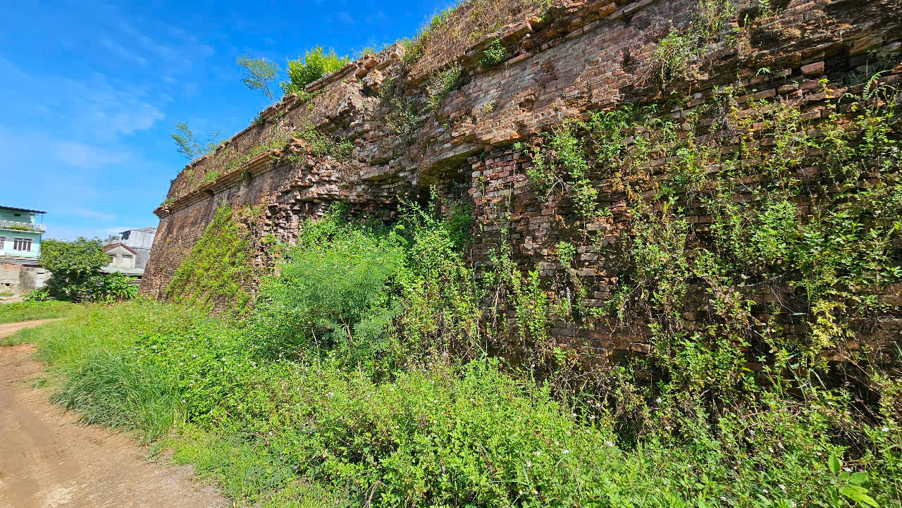Công nhân kỳ công gỡ từng vỉa đá trùng tu Kinh thành Huế- Ảnh 6. Công nhân kỳ công gỡ từng vỉa đá trùng tu Kinh thành Huế- Ảnh 6.