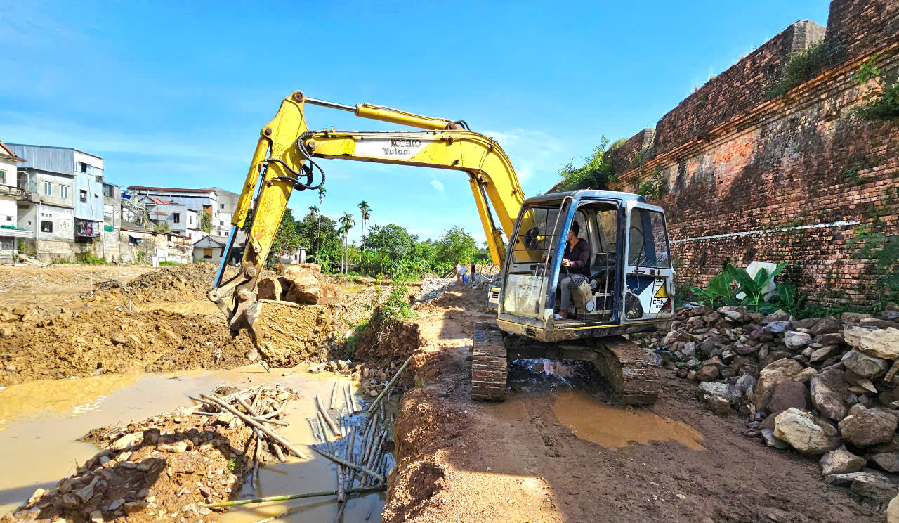 Công nhân kỳ công gỡ từng vỉa đá trùng tu Kinh thành Huế- Ảnh 15. Công nhân kỳ công gỡ từng vỉa đá trùng tu Kinh thành Huế- Ảnh 15.