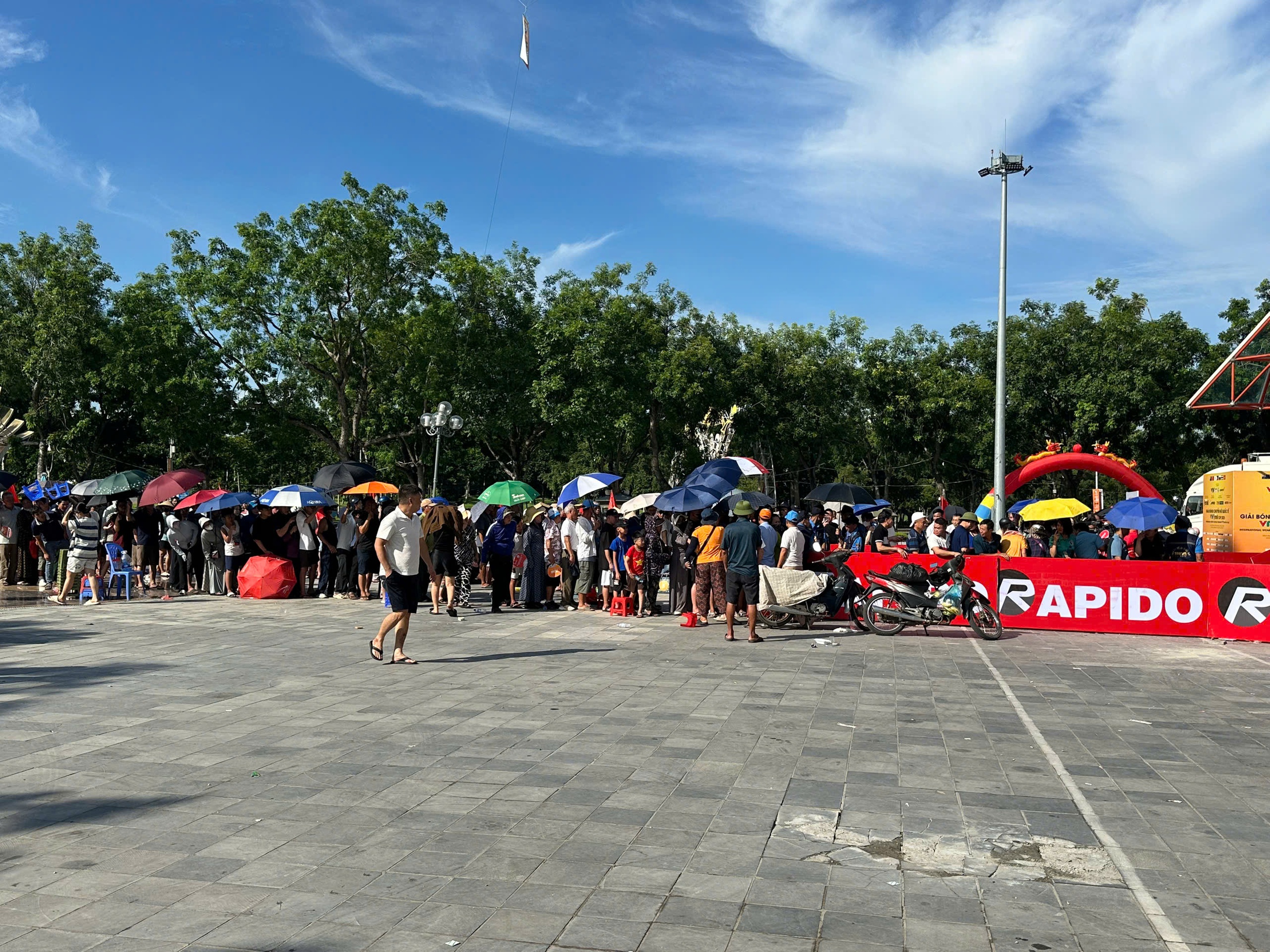 Nắng n&oacute;ng kh&ocirc;ng cản bước người h&acirc;m mộ mua v&eacute; chung kết VTV Cup 2025- Ảnh 2.