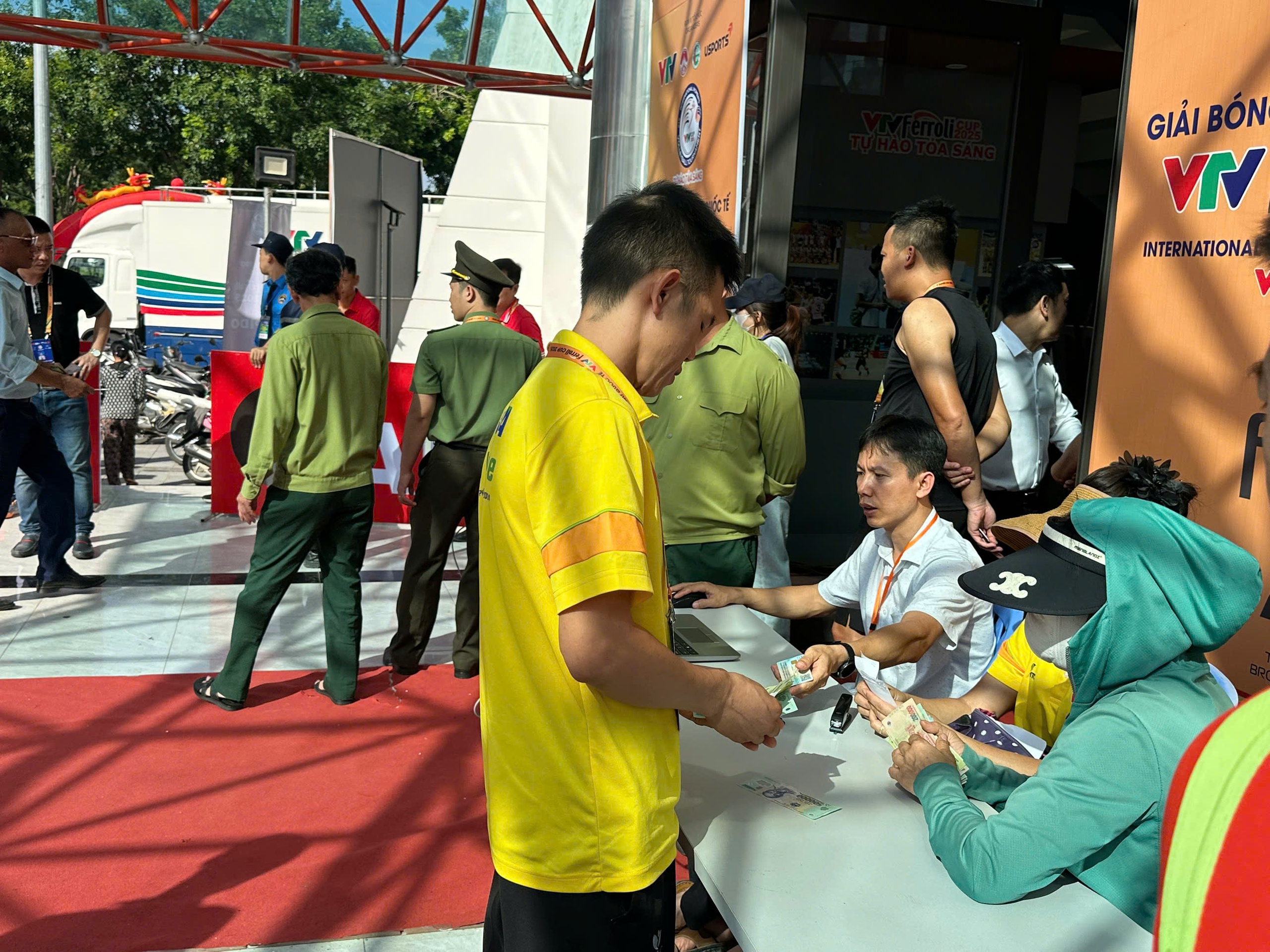 Nắng n&oacute;ng kh&ocirc;ng cản bước người h&acirc;m mộ mua v&eacute; chung kết VTV Cup 2025- Ảnh 5.