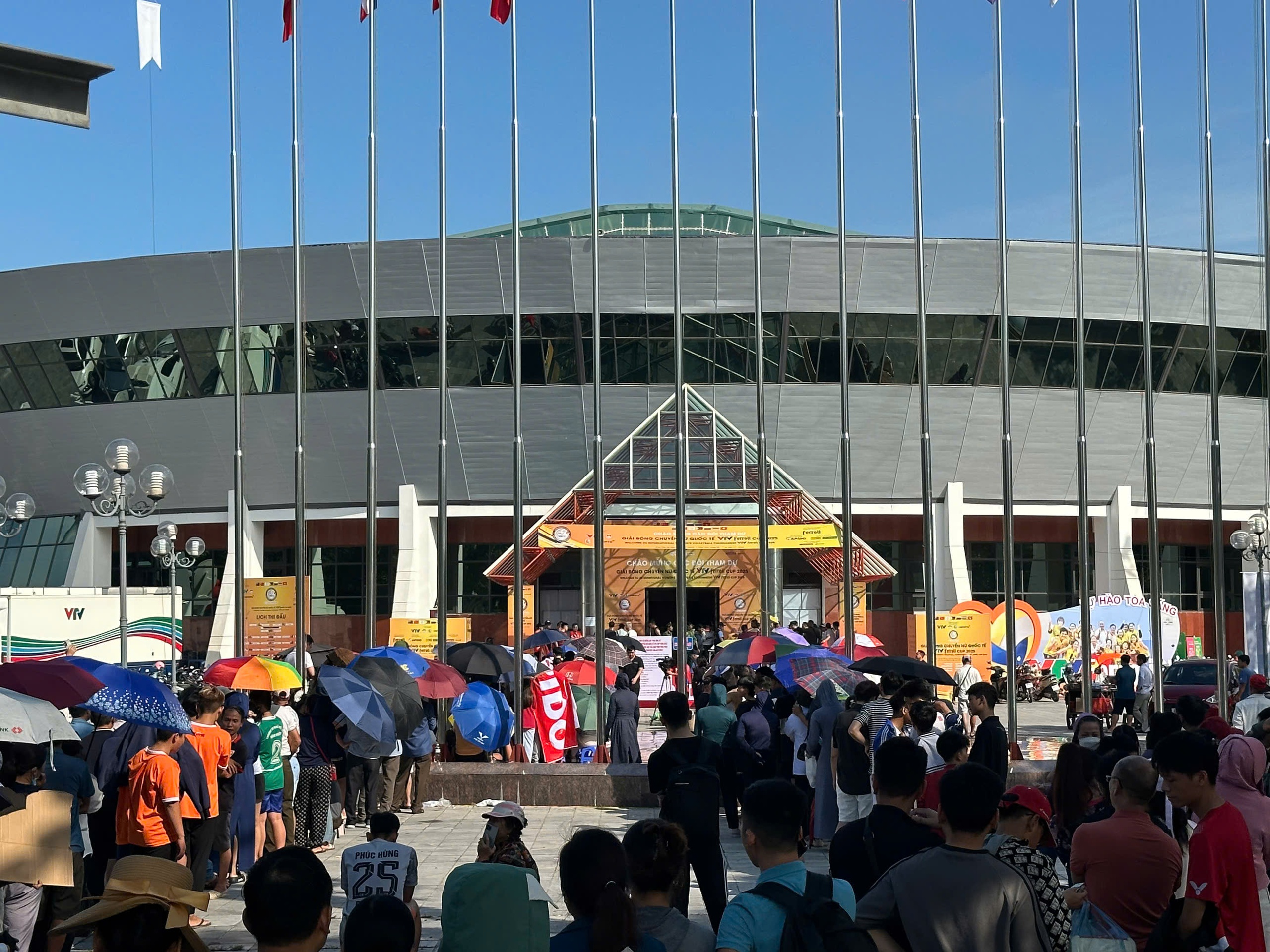 Nắng n&oacute;ng kh&ocirc;ng cản bước người h&acirc;m mộ mua v&eacute; chung kết VTV Cup 2025- Ảnh 1.