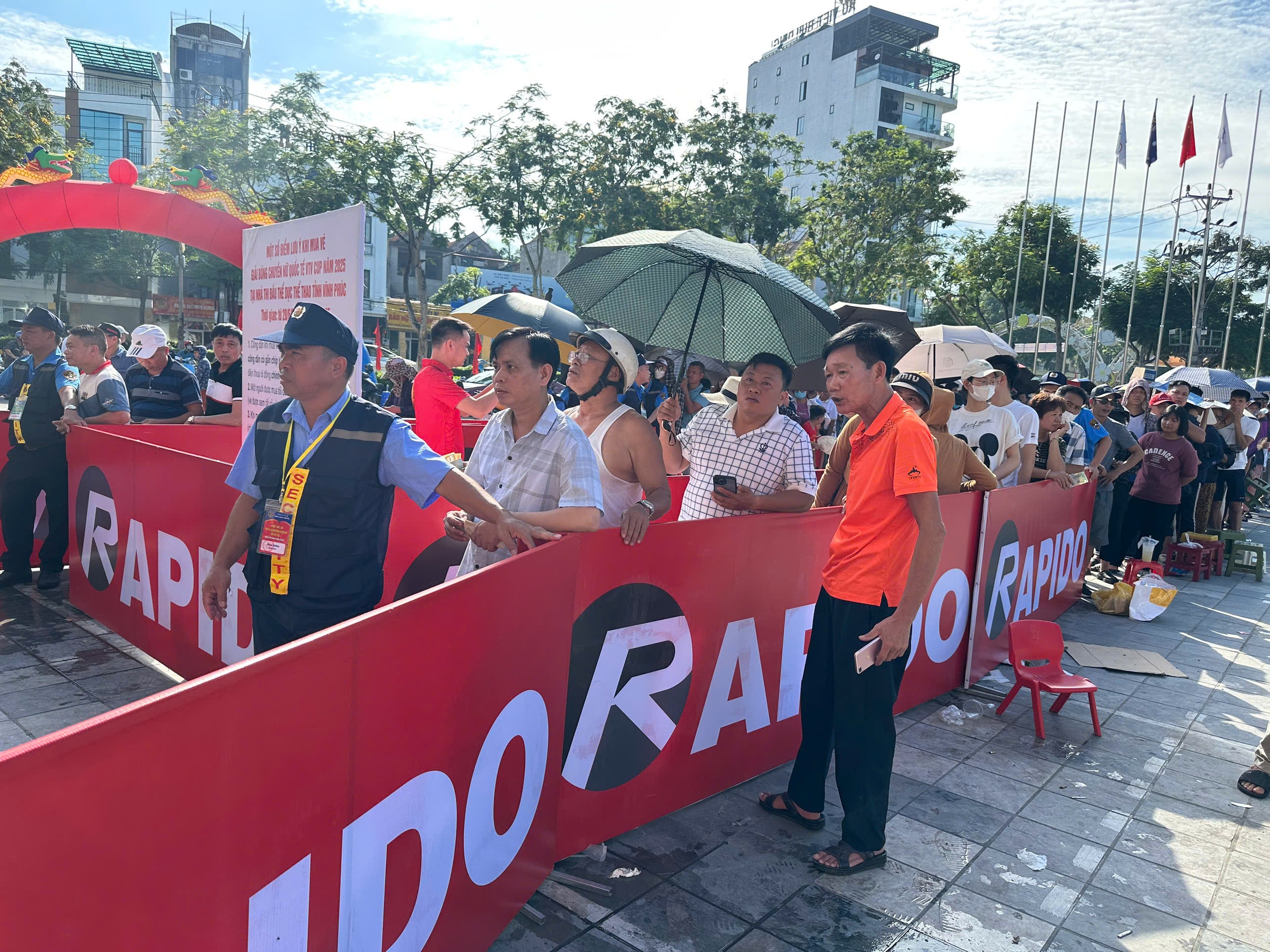 Nắng n&oacute;ng kh&ocirc;ng cản bước người h&acirc;m mộ mua v&eacute; chung kết VTV Cup 2025- Ảnh 4.