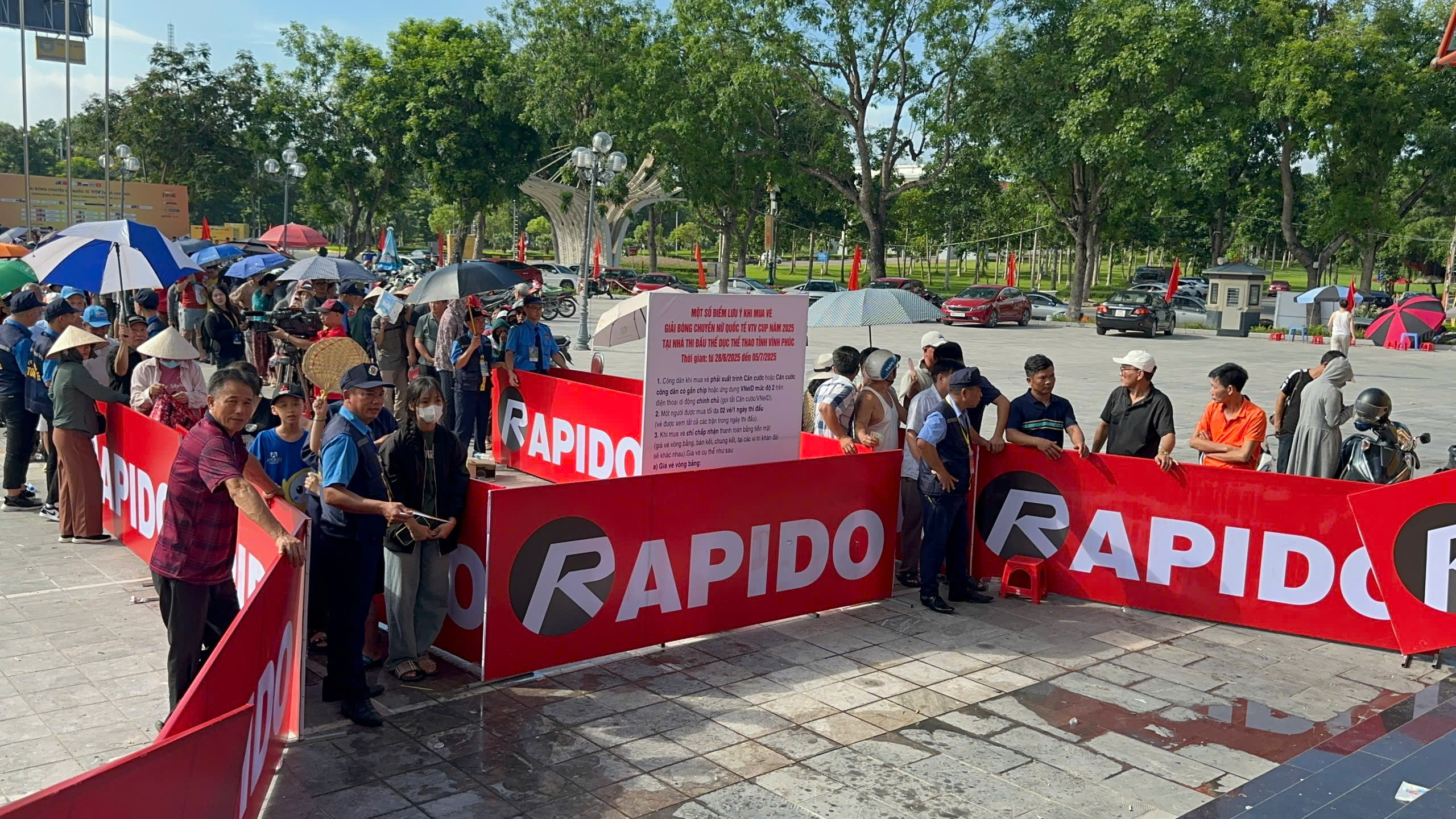 Nắng n&oacute;ng kh&ocirc;ng cản bước người h&acirc;m mộ mua v&eacute; chung kết VTV Cup 2025- Ảnh 6.