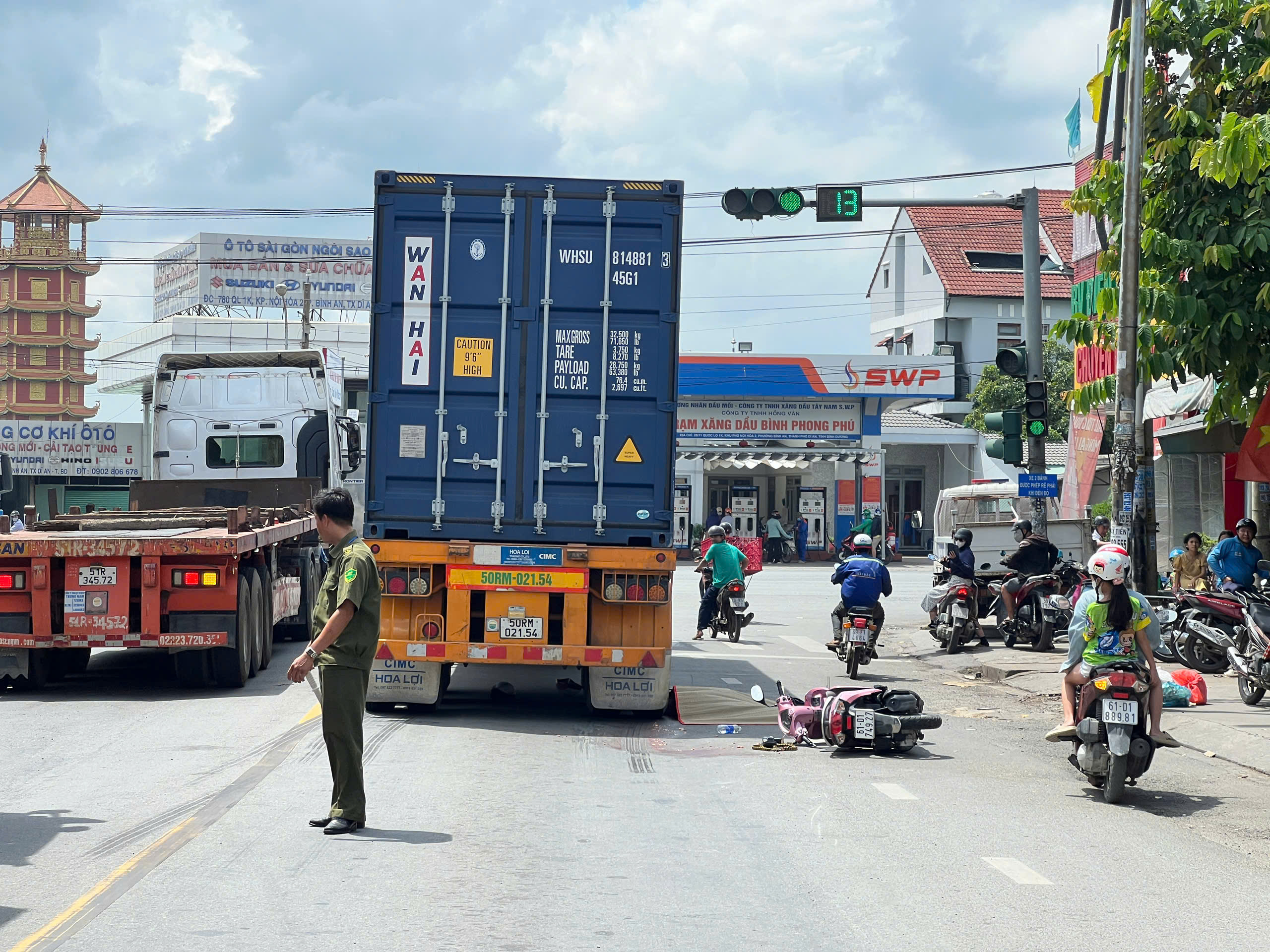 TP.HCM: Xe container va chạm xe máy, cụ bà tử vong thương tâm- Ảnh 1. TP.HCM: Xe container va chạm xe máy, cụ bà tử vong thương tâm- Ảnh 1.