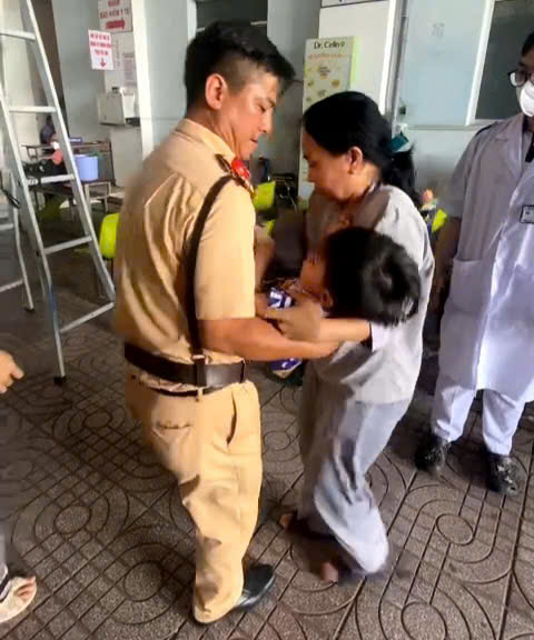 Cảnh s&aacute;t giao th&ocirc;ng Cần Thơ d&ugrave;ng xe chuy&ecirc;n dụng đưa b&eacute; 4 tuổi đi cấp cứu kịp thời- Ảnh 1.