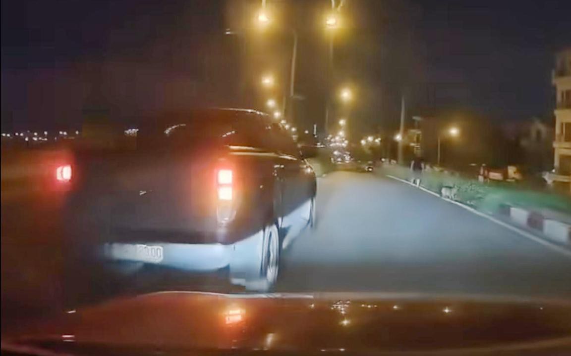 Xe b&aacute;n tải vượt ẩu, bỏ chạy sau khi g&acirc;y va chạm