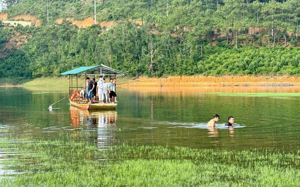 Xác định được tài xế gây tai nạn rồi bỏ trốn tại Quảng Ninh- Ảnh 2. Quảng Ninh: Phát hiện ô tô bị đắm dưới đập Bến Châu, hai người tử vong