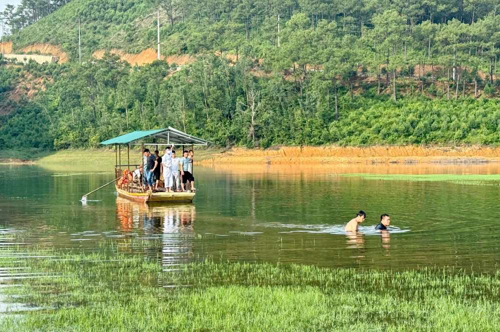 Quảng Ninh: Ph&aacute;t hiện &ocirc; t&ocirc; bị đắm dưới đập Bến Ch&acirc;u, hai người tử vong- Ảnh 1.