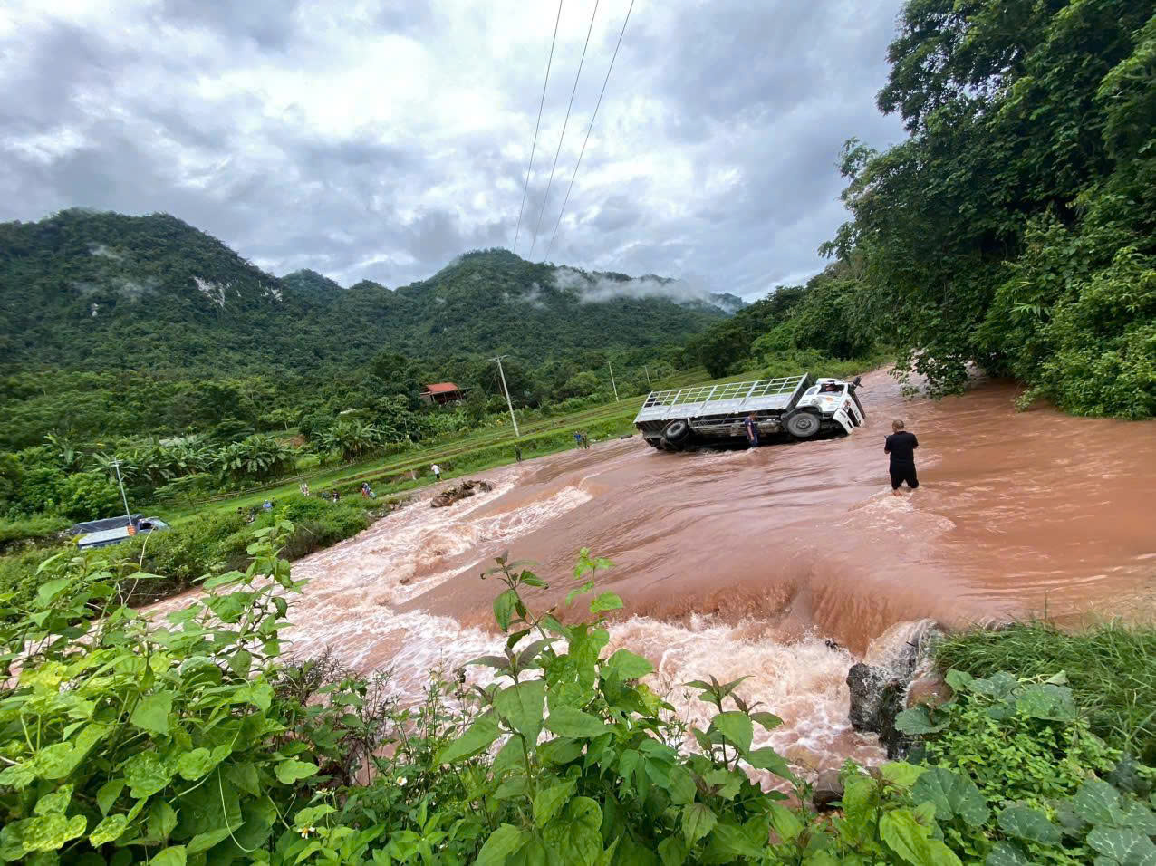 Mưa lũ, sạt lở đất khiến giao thông vùng biên giới Nghệ An bị chia cắt- Ảnh 3. Mưa lũ, sạt lở đất khiến giao thông vùng biên giới Nghệ An bị chia cắt- Ảnh 3.