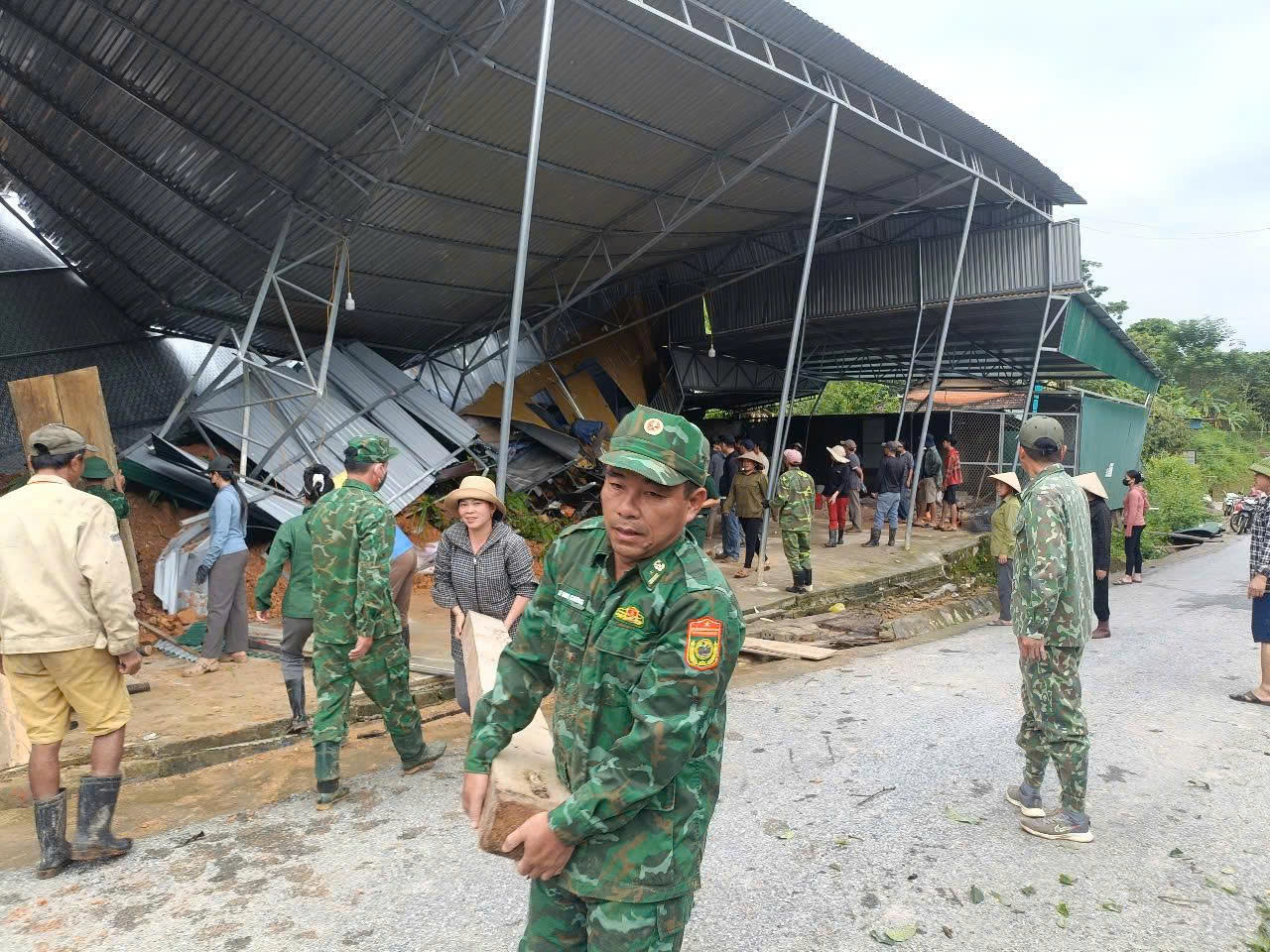 Mưa lũ, sạt lở đất khiến giao thông vùng biên giới Nghệ An bị chia cắt- Ảnh 4. Mưa lũ, sạt lở đất khiến giao thông vùng biên giới Nghệ An bị chia cắt- Ảnh 4.