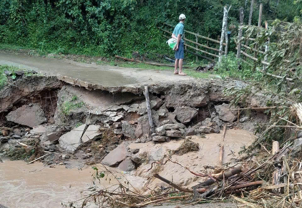 Mưa lũ, sạt lở đất khiến giao thông vùng biên giới Nghệ An bị chia cắt- Ảnh 2. Mưa lũ, sạt lở đất khiến giao thông vùng biên giới Nghệ An bị chia cắt- Ảnh 2.
