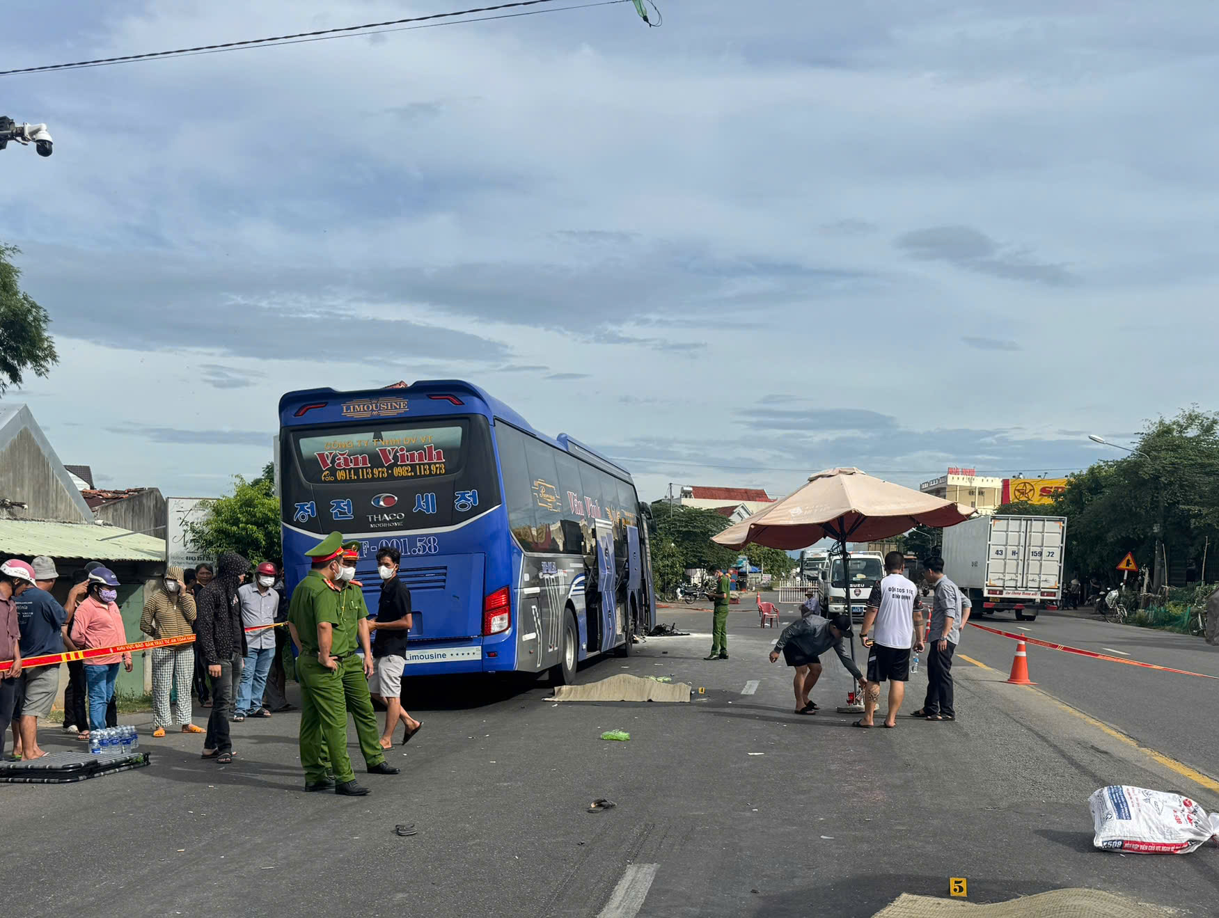 Xe m&aacute;y ch&aacute;y rụi sau va chạm với xe kh&aacute;ch, 2 người tử vong- Ảnh 2.