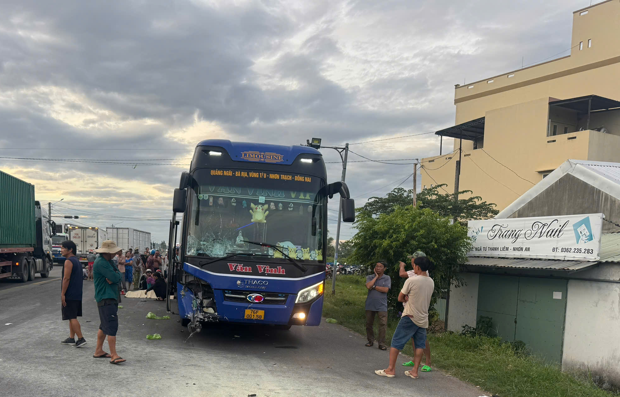 Xe m&aacute;y ch&aacute;y rụi sau va chạm với xe kh&aacute;ch, 2 người tử vong- Ảnh 5.