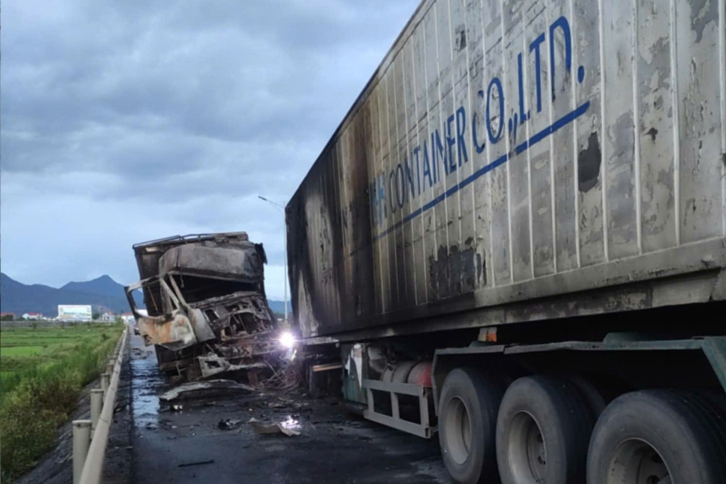 Xe đầu k&eacute;o t&ocirc;ng xe tải, cả 2 xe bốc ch&aacute;y, một t&agrave;i xế tử vong- Ảnh 1.