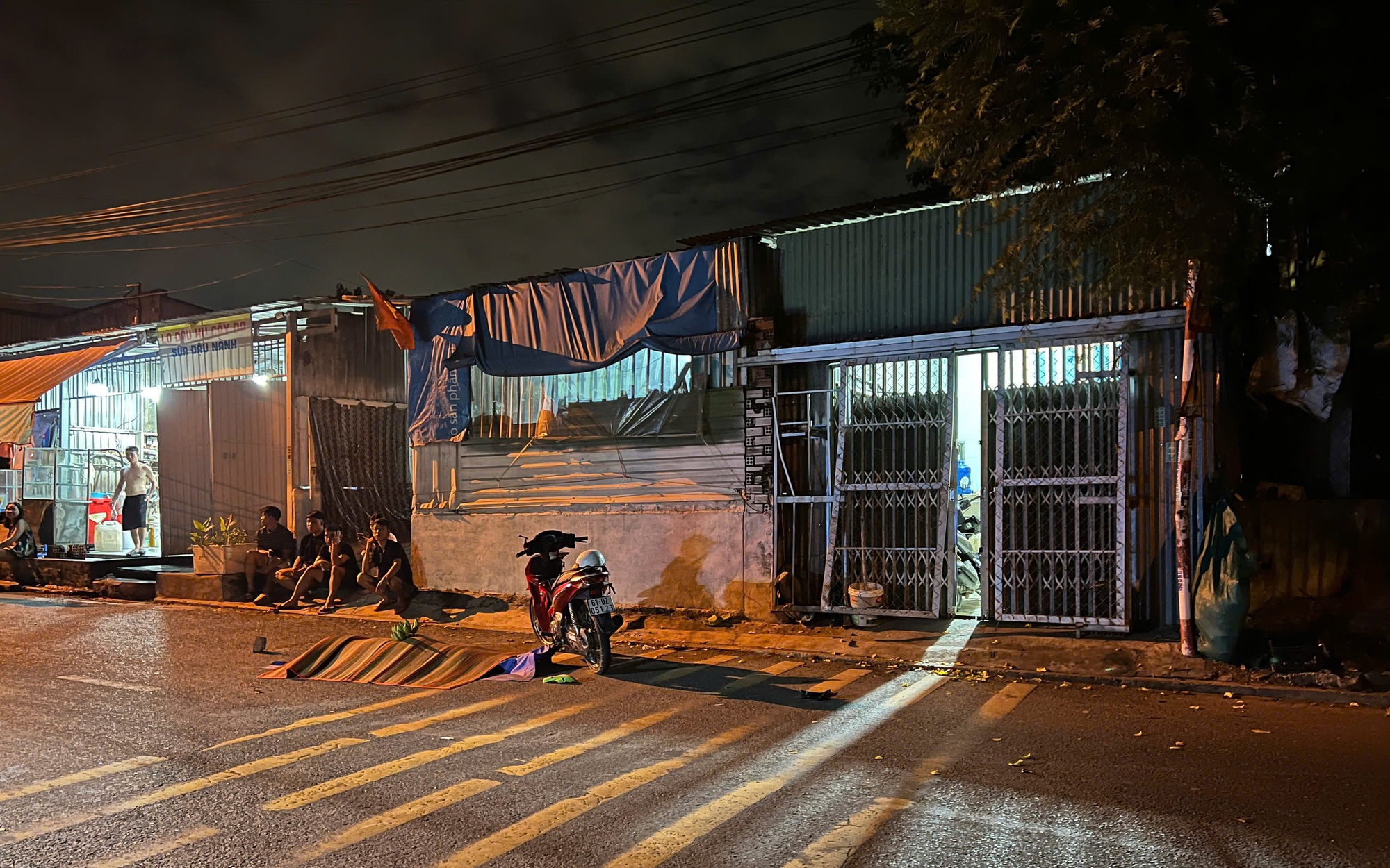 Va chạm với xe khách, người đàn ông tử vong thương tâm - Ảnh 2. Xe máy tông vào nhà dân, một thanh niên tử vong tại chỗ