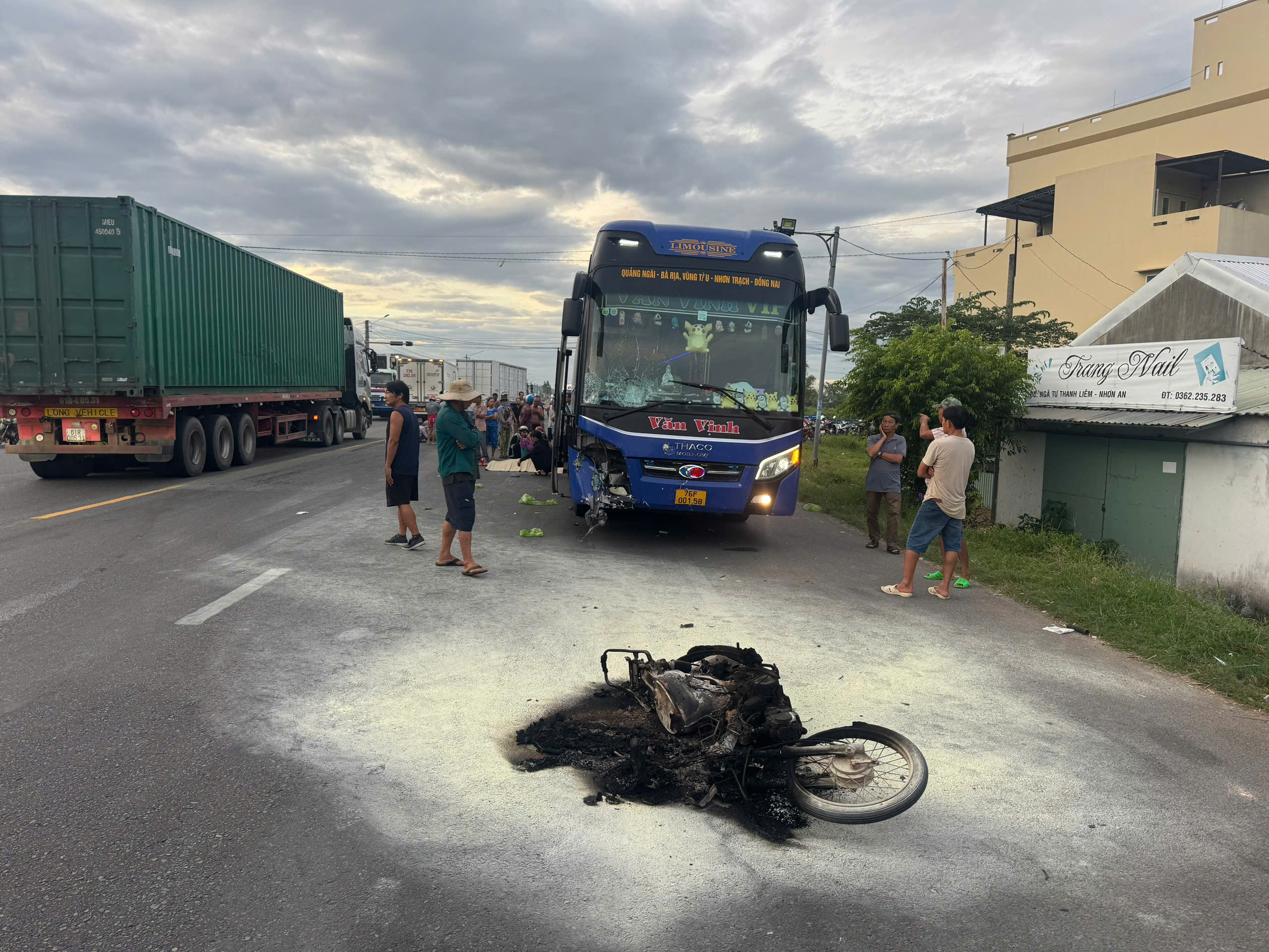 Xe m&aacute;y ch&aacute;y rụi sau va chạm với xe kh&aacute;ch, 2 người tử vong- Ảnh 1.