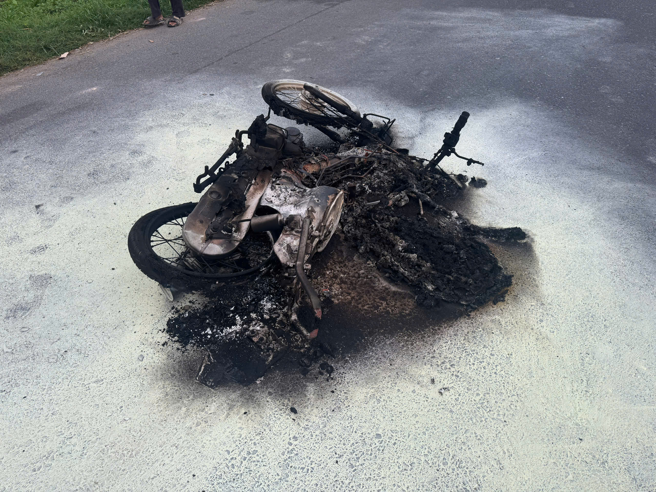 Xe m&aacute;y ch&aacute;y rụi sau va chạm với xe kh&aacute;ch, 2 người tử vong- Ảnh 4.