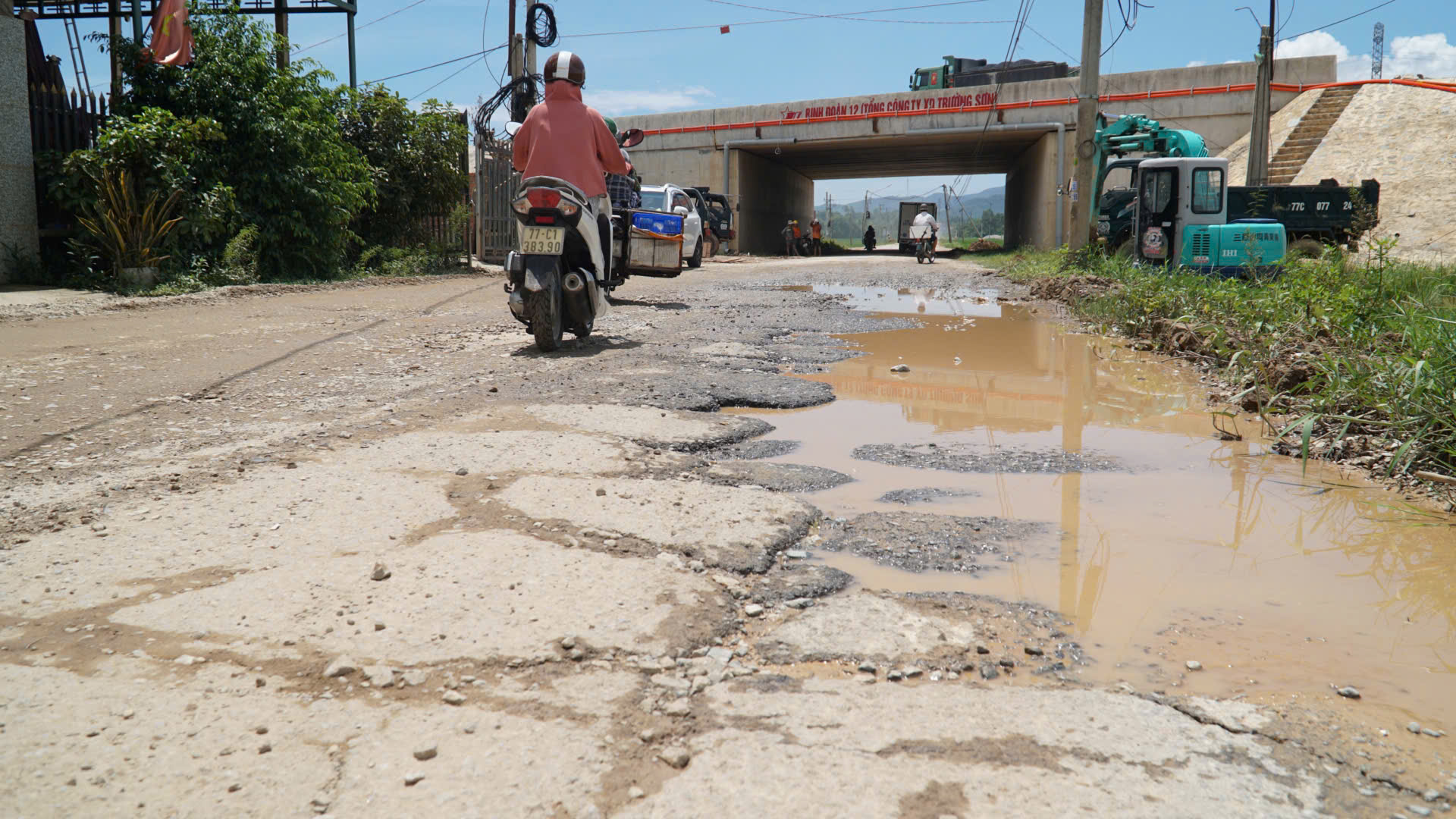 Gia Lai: Đường tỉnh xuống cấp nghi&ecirc;m trọng, người d&acirc;n bất an v&igrave; tai nạn r&igrave;nh rập- Ảnh 4.