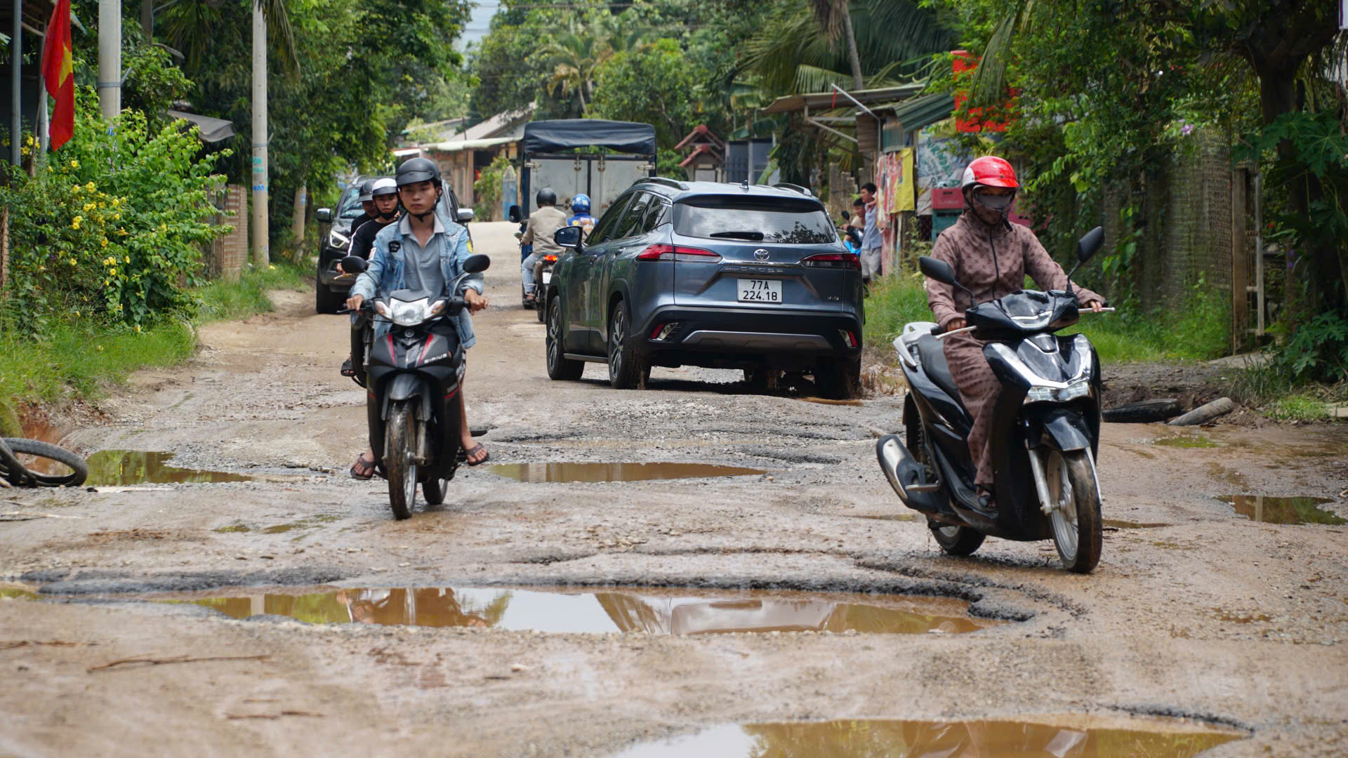 Gia Lai: Đường tỉnh xuống cấp nghi&ecirc;m trọng, người d&acirc;n bất an v&igrave; tai nạn r&igrave;nh rập- Ảnh 1.