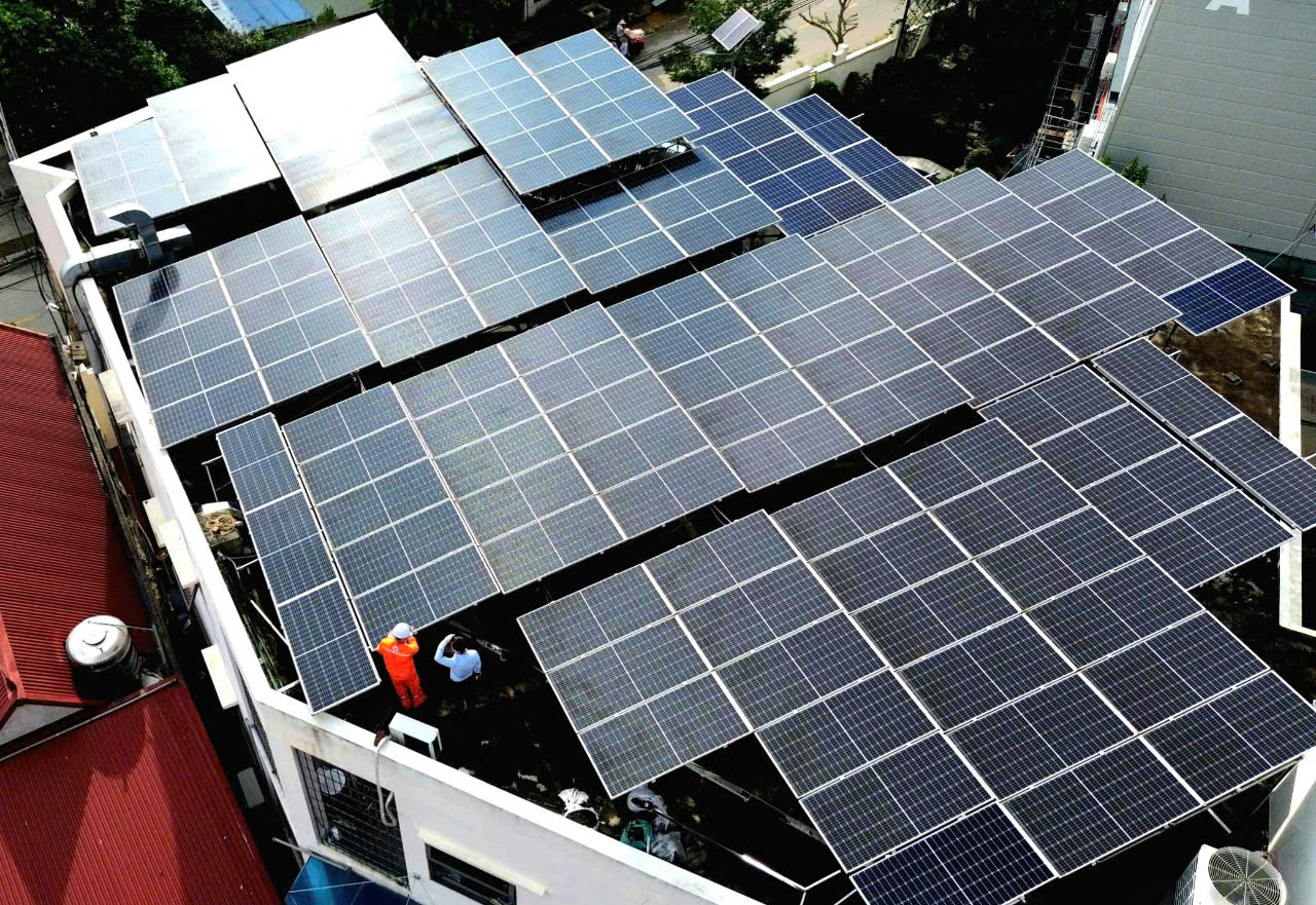 Điện lực miền Bắc vận động lắp điện mặt trời m&aacute;i nh&agrave;: Giảm tiền điện, chia sẻ với h&agrave;ng x&oacute;m- Ảnh 1.