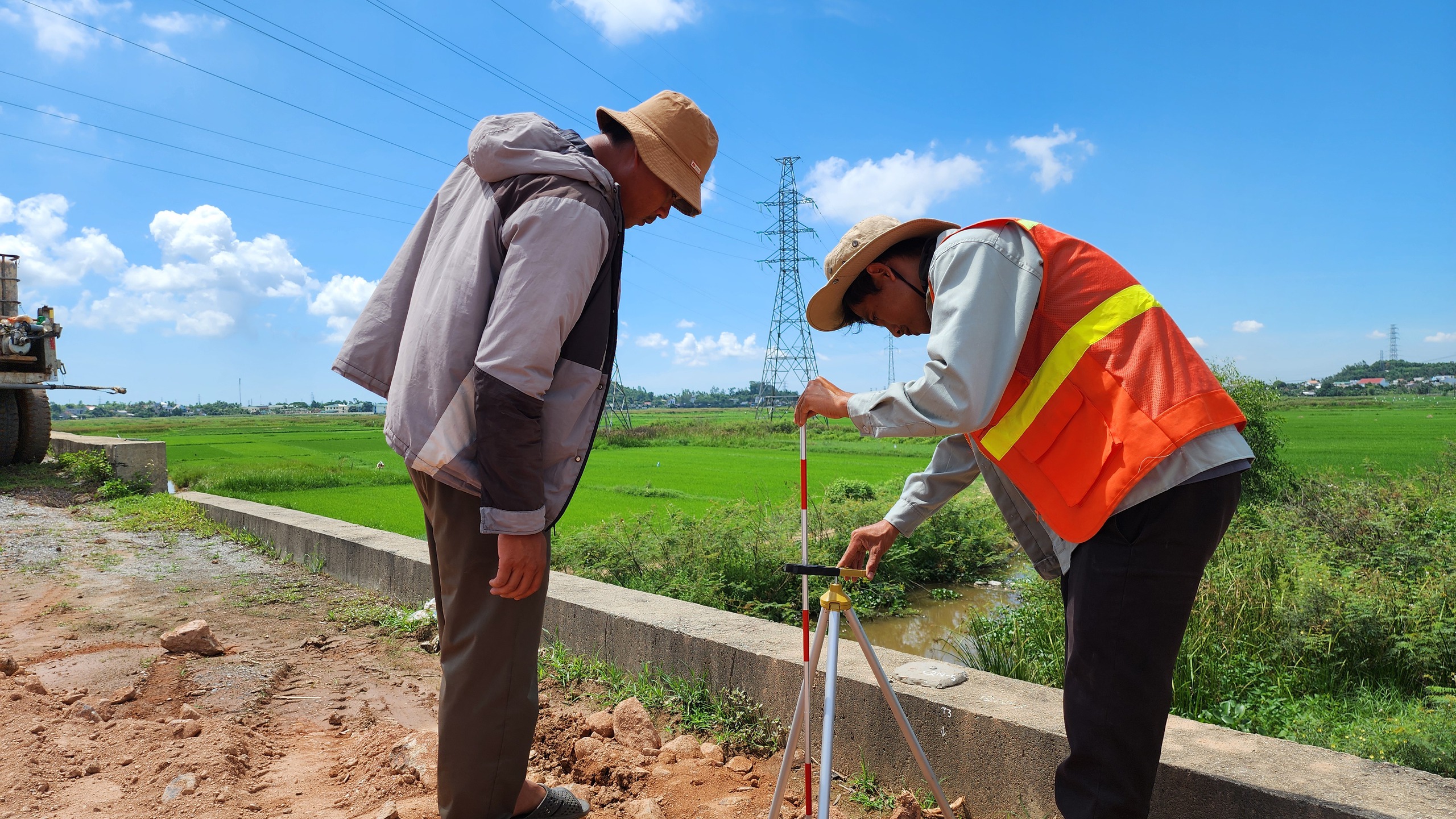 Tăng tốc đắp nền, nỗ lực đưa n&uacute;t giao Tr&igrave; B&igrave;nh tr&ecirc;n cao tốc Đ&agrave; Nẵng - Quảng Ng&atilde;i về đ&iacute;ch- Ảnh 10.