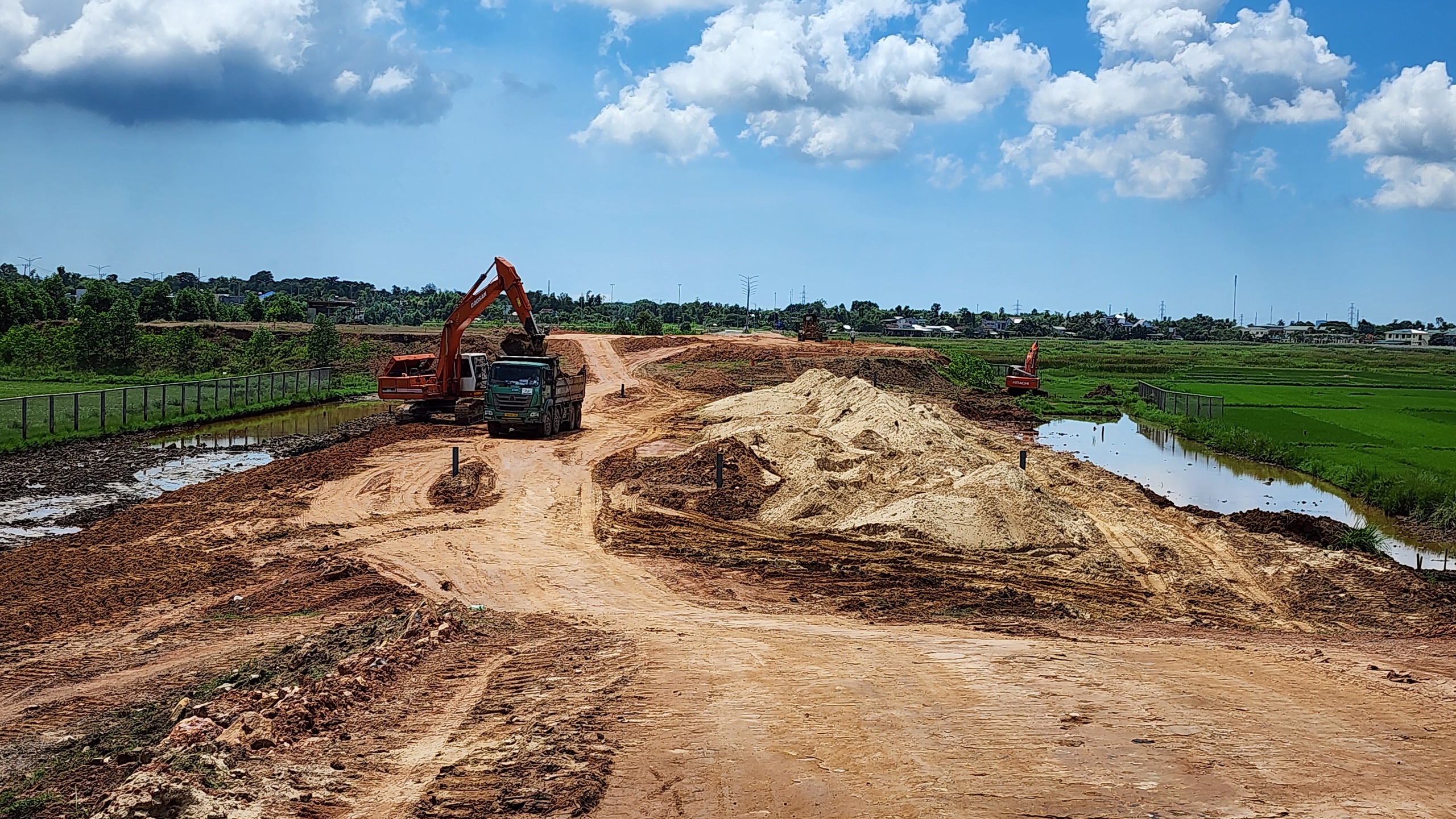 Tăng tốc đắp nền, nỗ lực đưa n&uacute;t giao Tr&igrave; B&igrave;nh tr&ecirc;n cao tốc Đ&agrave; Nẵng - Quảng Ng&atilde;i về đ&iacute;ch- Ảnh 7.