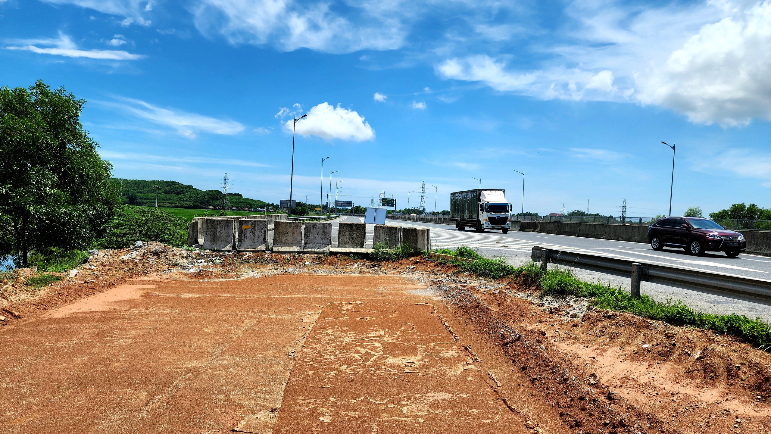 Tăng tốc đắp nền, nỗ lực đưa n&uacute;t giao Tr&igrave; B&igrave;nh tr&ecirc;n cao tốc Đ&agrave; Nẵng - Quảng Ng&atilde;i về đ&iacute;ch- Ảnh 6.