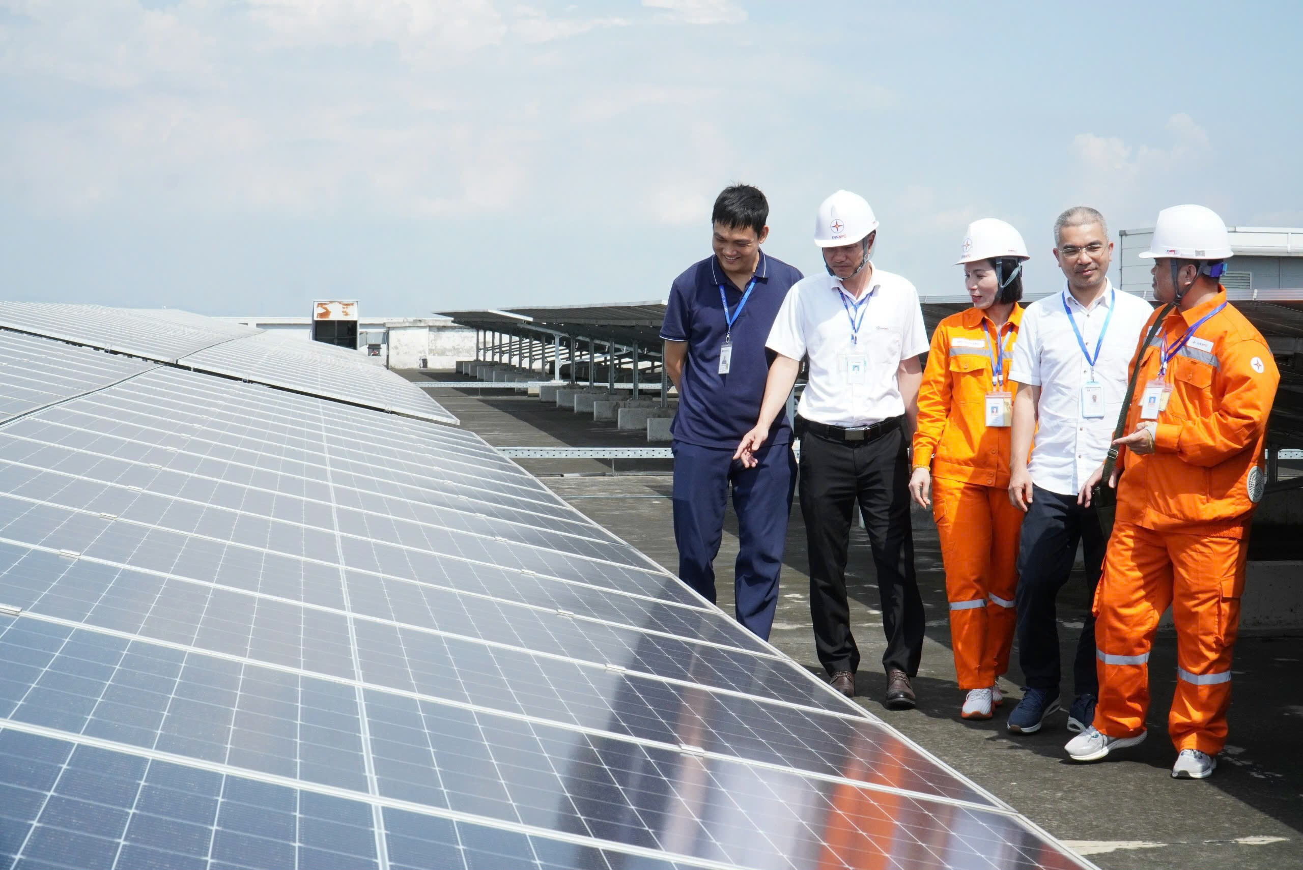 Điện lực miền Bắc vận động lắp điện mặt trời m&aacute;i nh&agrave;: Giảm tiền điện, chia sẻ với h&agrave;ng x&oacute;m- Ảnh 3.