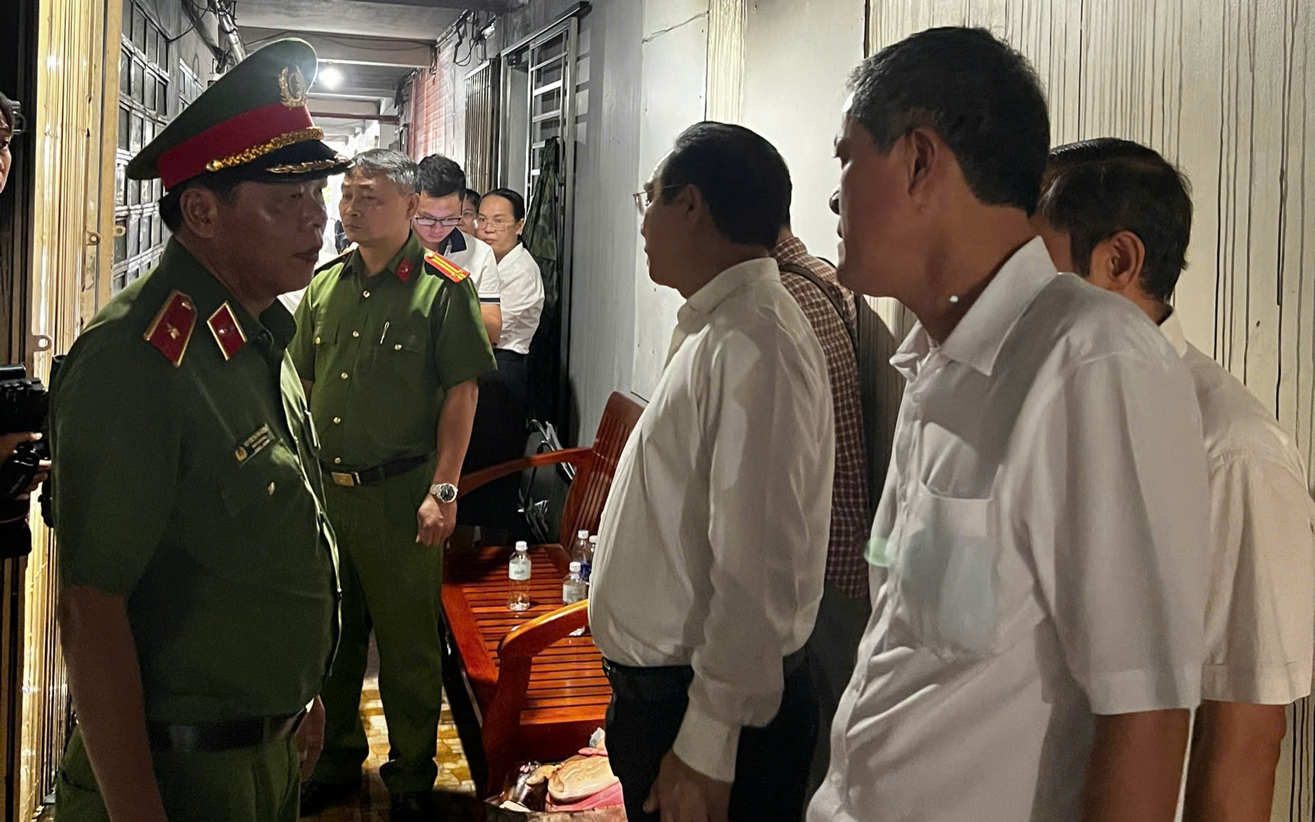 Chủ tịch TP.HCM động vi&ecirc;n người d&acirc;n, kiểm tra hiện trường vụ ch&aacute;y l&agrave;m 8 người tử vong