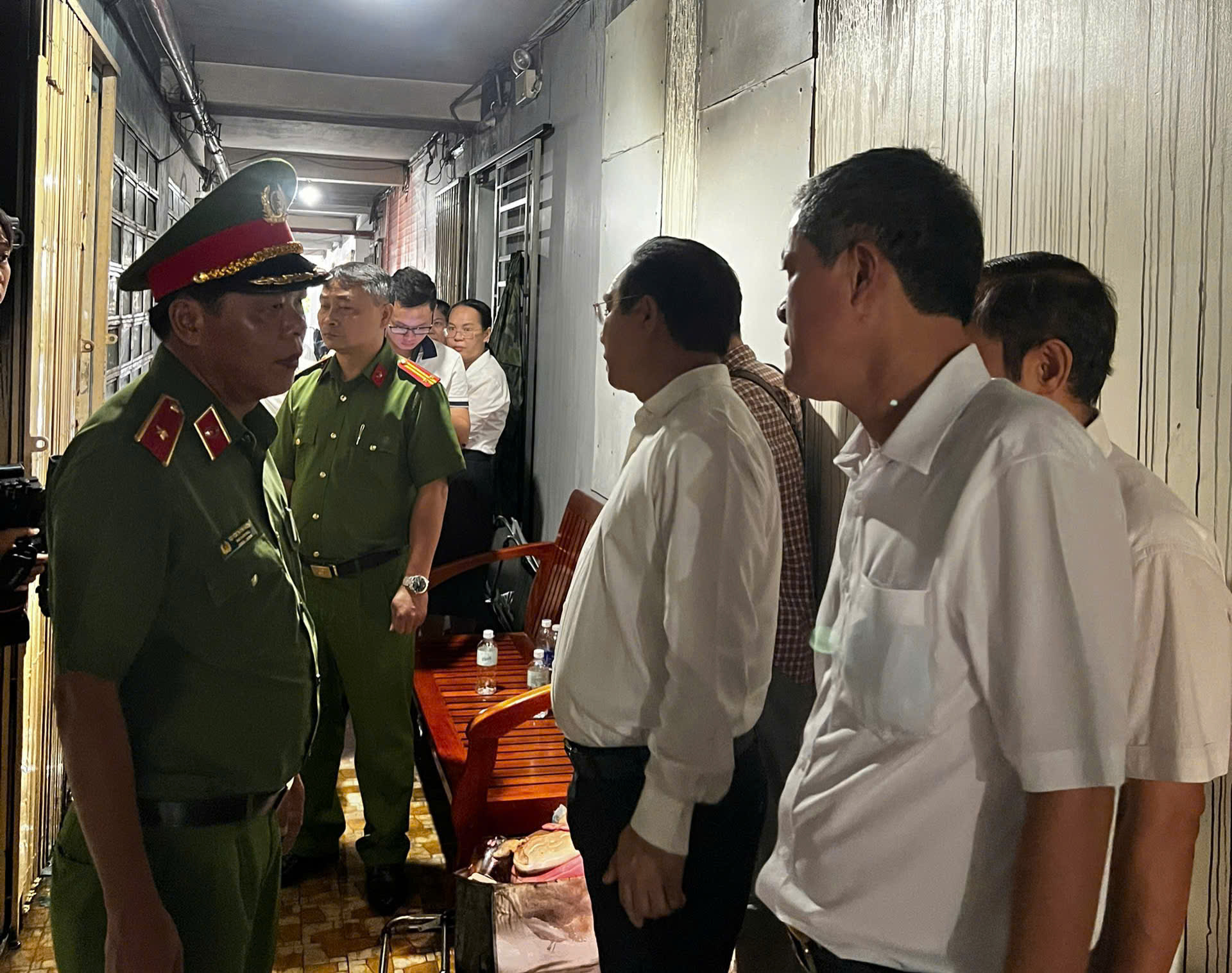 Chủ tịch TP.HCM động vi&ecirc;n người d&acirc;n, kiểm tra hiện trường vụ ch&aacute;y l&agrave;m 8 người tử vong - Ảnh 2.