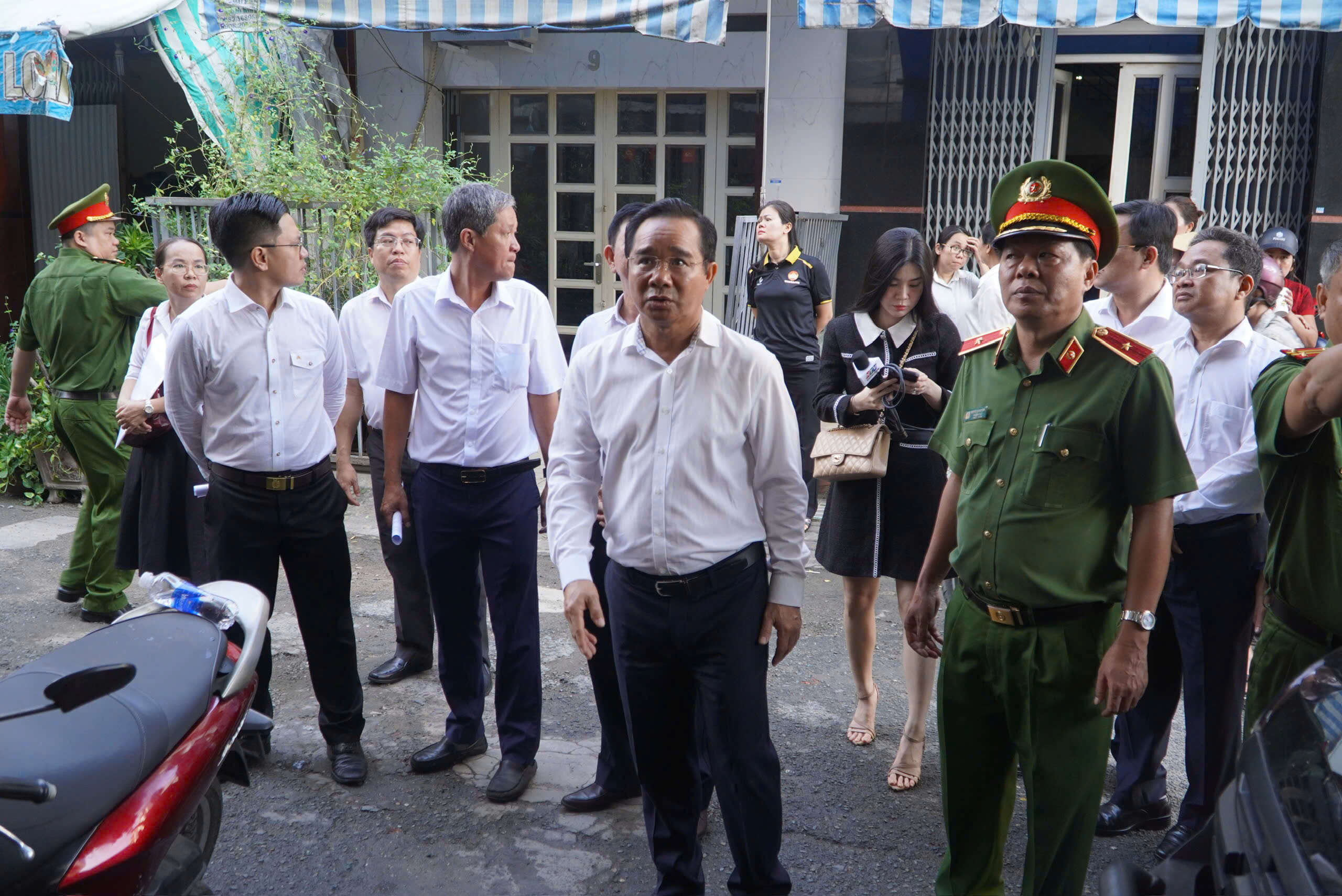 Chủ tịch TP.HCM động vi&ecirc;n người d&acirc;n, kiểm tra hiện trường vụ ch&aacute;y l&agrave;m 8 người tử vong - Ảnh 1.