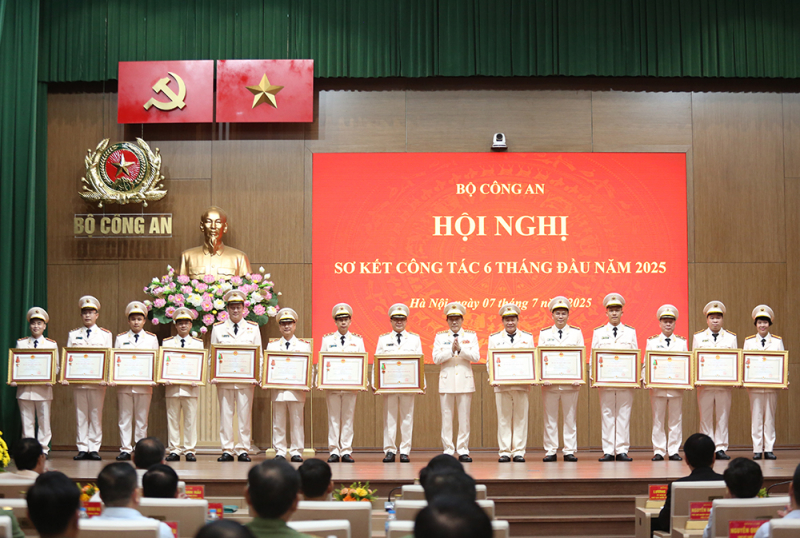 Gi&aacute;m đốc v&agrave; Ph&oacute; gi&aacute;m đốc C&ocirc;ng an Quảng Ninh được trao tặng Hu&acirc;n chương Chiến c&ocirc;ng- Ảnh 1.