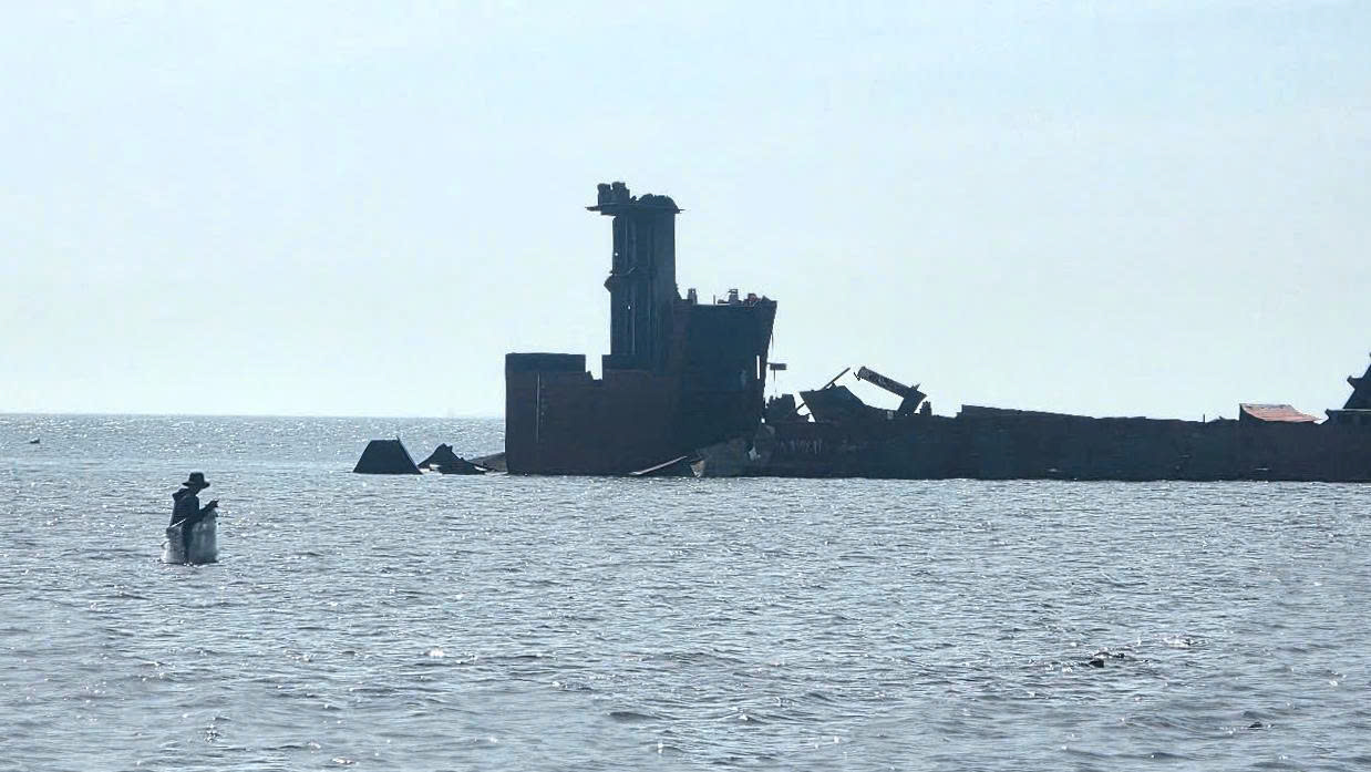 Khánh Hòa trục vớt tàu hơn 4.500 tấn mắc cạn ba năm- Ảnh 3. Khánh Hòa trục vớt tàu hơn 4.500 tấn mắc cạn ba năm- Ảnh 3.