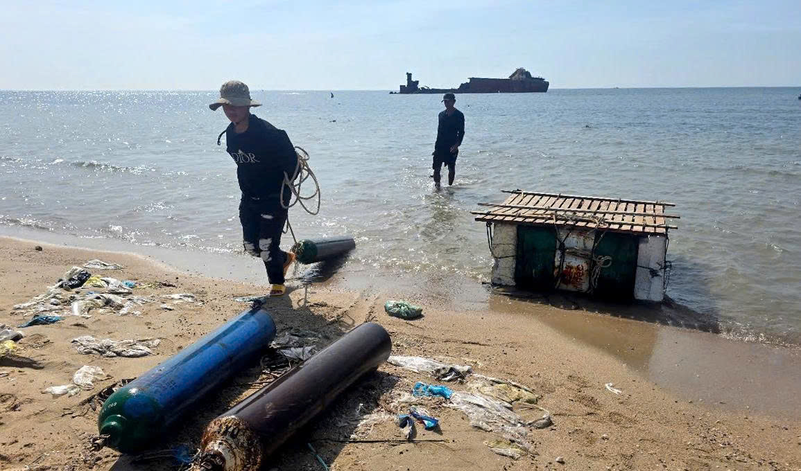 Khánh Hòa trục vớt tàu hơn 4.500 tấn mắc cạn ba năm- Ảnh 2. Khánh Hòa trục vớt tàu hơn 4.500 tấn mắc cạn ba năm- Ảnh 2.
