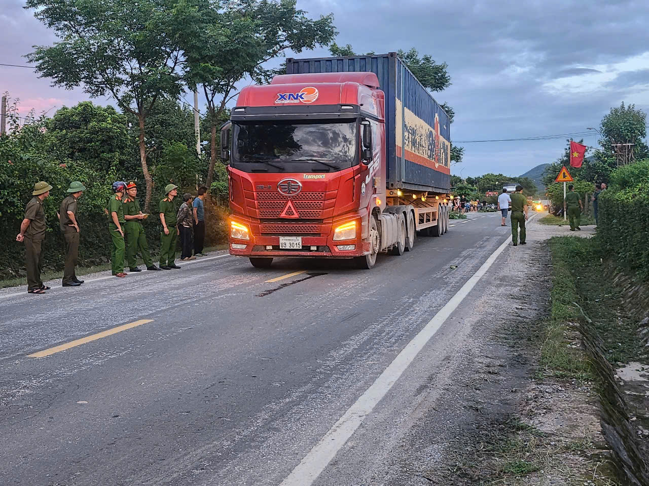 Xe m&aacute;y va chạm xe đầu k&eacute;o, người phụ nữ tử vong tại chỗ- Ảnh 1.