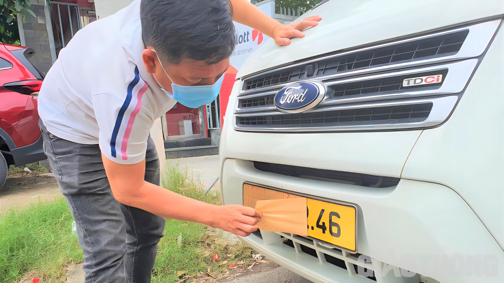 Người d&acirc;n Đ&agrave; Nẵng bấm ngẫu nhi&ecirc;n để được cấp biển số xe 43 hoặc 92- Ảnh 1.