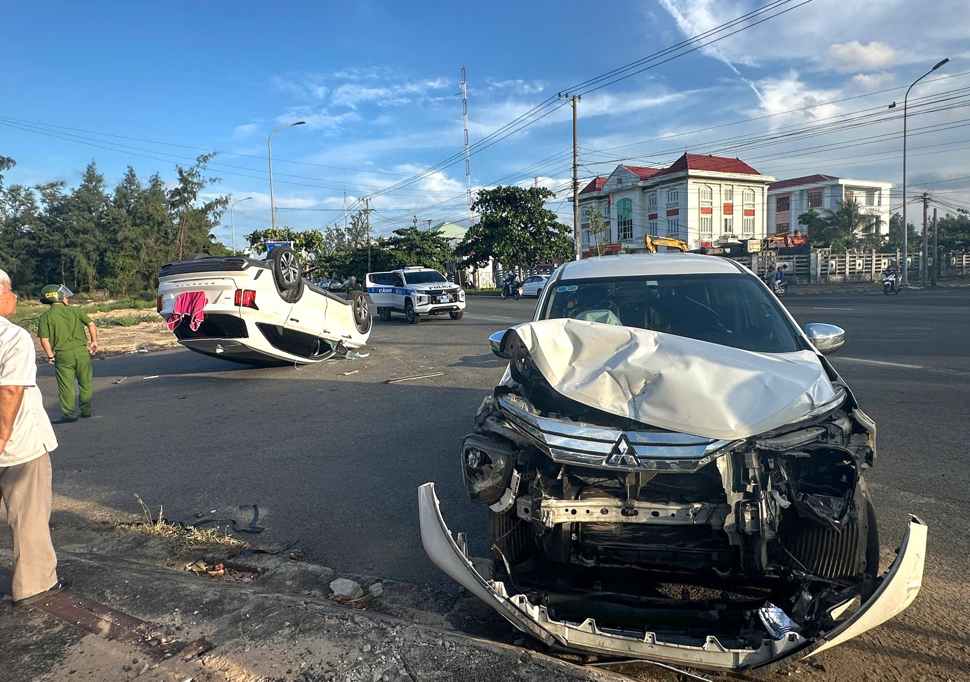 Hai &ocirc; t&ocirc; t&ocirc;ng nhau, một chiếc lật ngửa l&agrave;m hai người bị thương- Ảnh 1.
