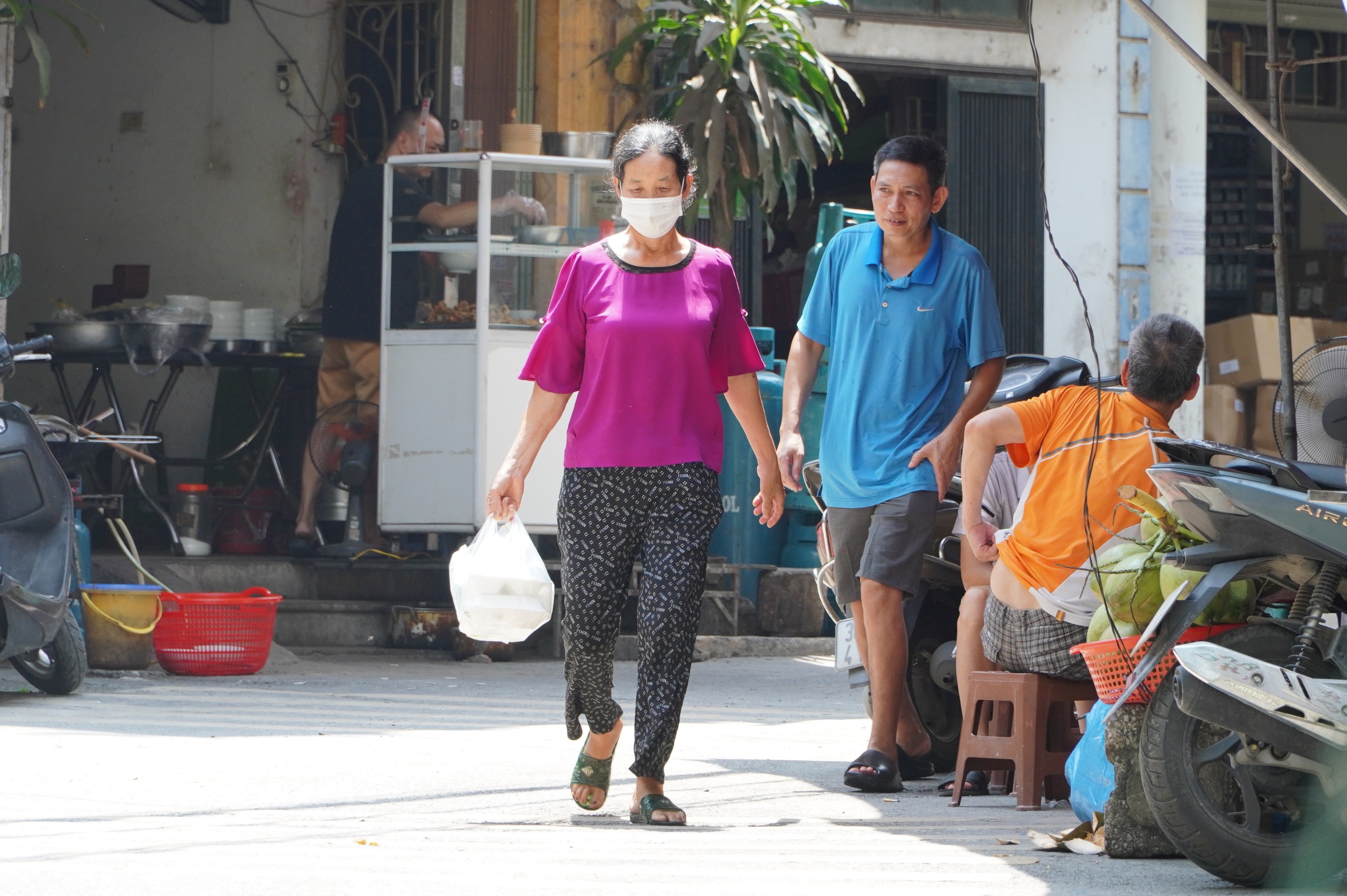 Hà Nội: Hàng quán chiếm dụng vỉa hè, người đi bộ len lỏi giữa dòng xe cộ- Ảnh 12. Hà Nội: Hàng quán chiếm dụng vỉa hè, người đi bộ len lỏi giữa dòng xe cộ- Ảnh 12.