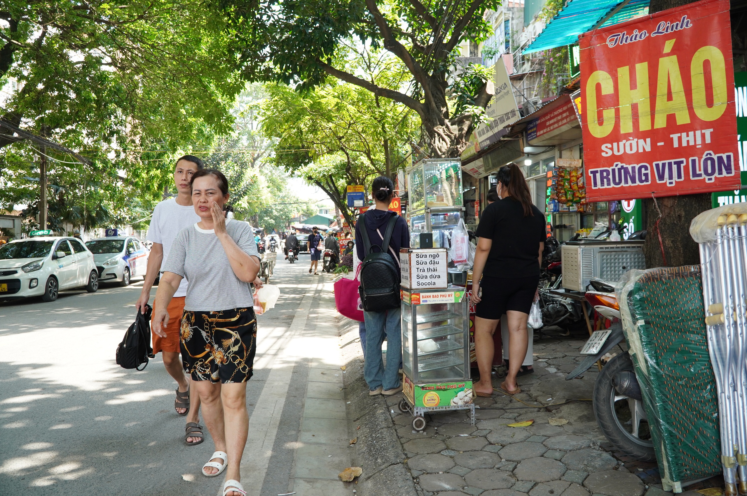 Hà Nội: Hàng quán chiếm dụng vỉa hè, người đi bộ len lỏi giữa dòng xe cộ- Ảnh 13. Hà Nội: Hàng quán chiếm dụng vỉa hè, người đi bộ len lỏi giữa dòng xe cộ- Ảnh 13.