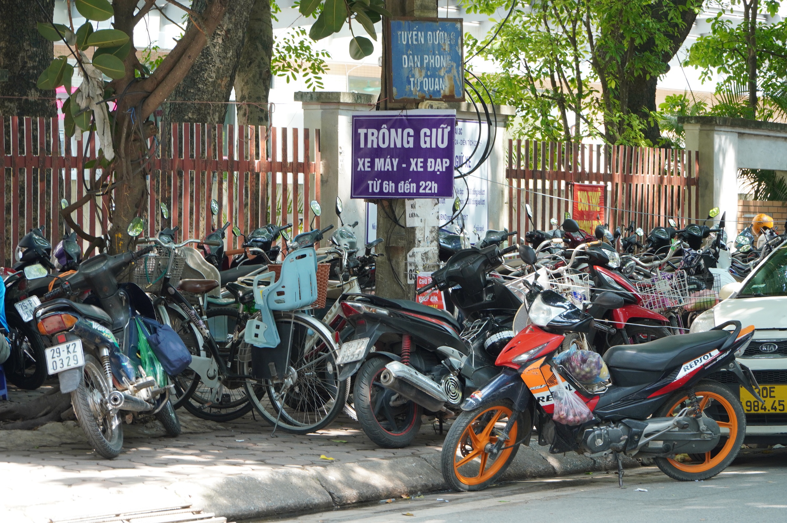 Hà Nội: Hàng quán chiếm dụng vỉa hè, người đi bộ len lỏi giữa dòng xe cộ- Ảnh 14. Hà Nội: Hàng quán chiếm dụng vỉa hè, người đi bộ len lỏi giữa dòng xe cộ- Ảnh 14.